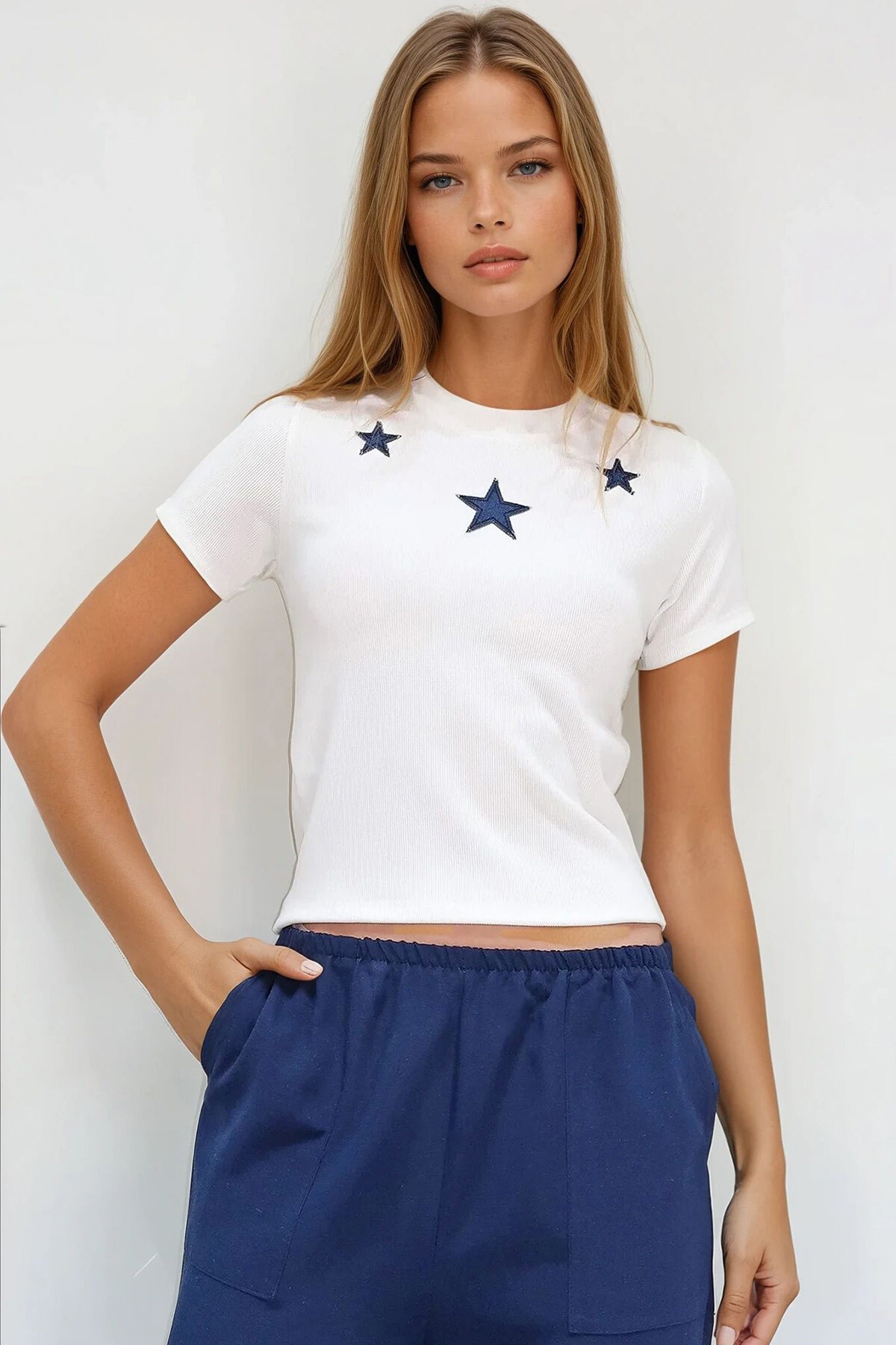 Beyaz Bisiklet Yaka Yıldız Nakışlı Ottoban Kumaş Crop Bluz