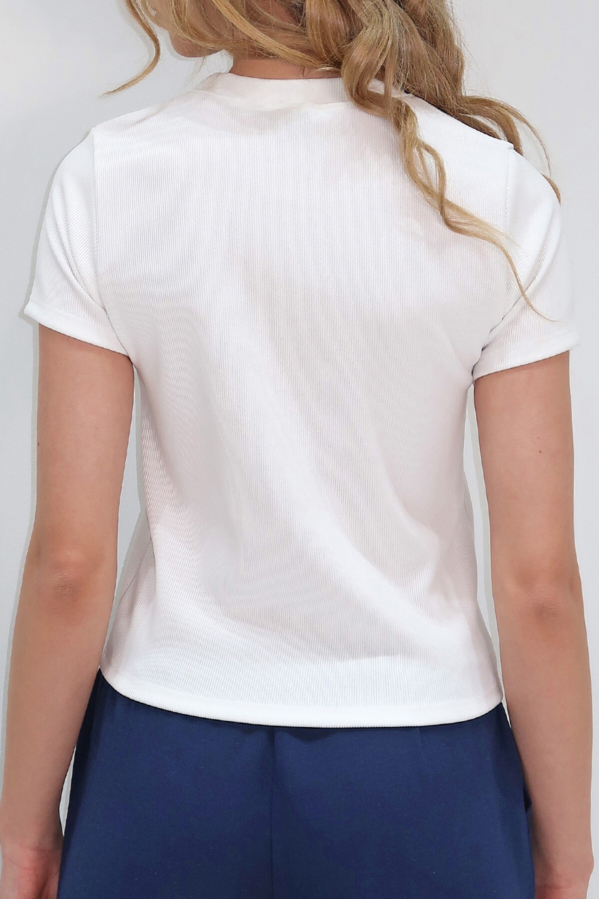 Beyaz Bisiklet Yaka Yıldız Nakışlı Ottoban Kumaş Crop Bluz