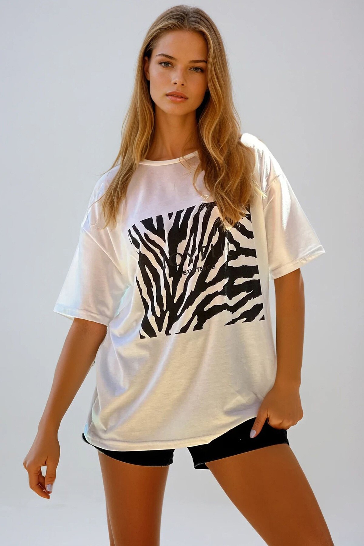 Beyaz Bisiklet Yaka Zebra Desenli T Shirt
