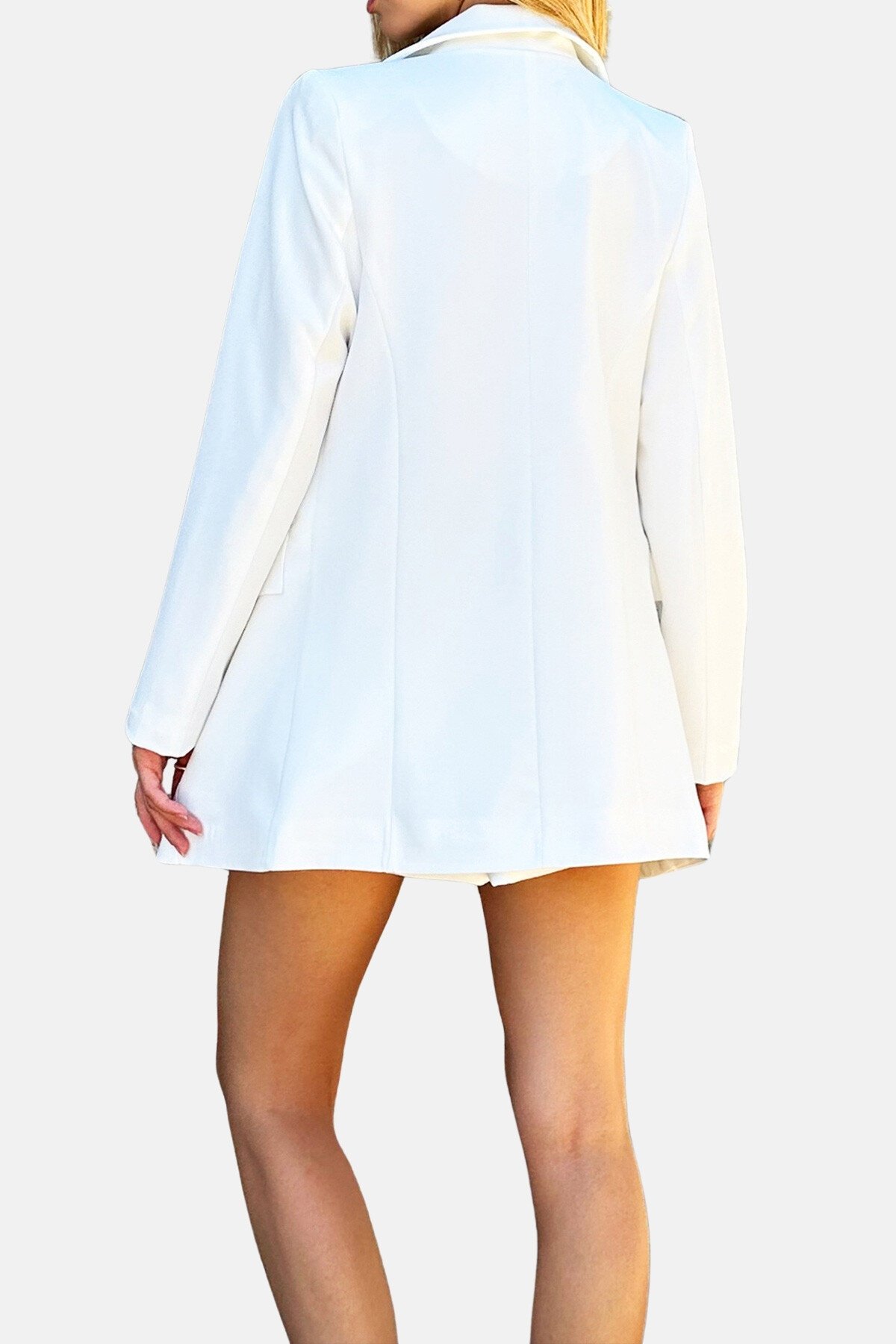 Beyaz Cep Ve Düğme Detaylı Omuzları Vatkalı Blazer Ceket