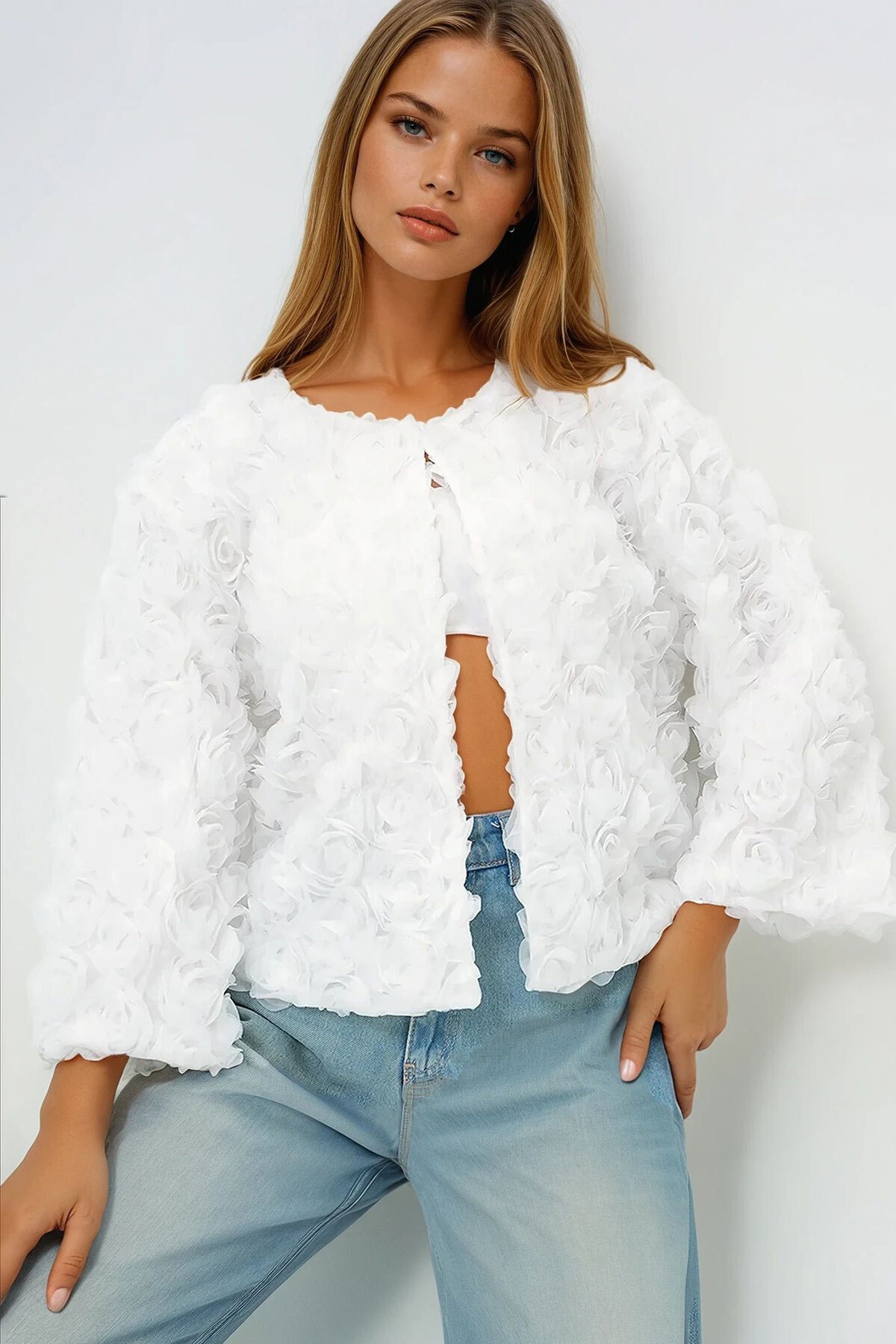 Beyaz Çiçek Motifli Astarlı Crop Ceket