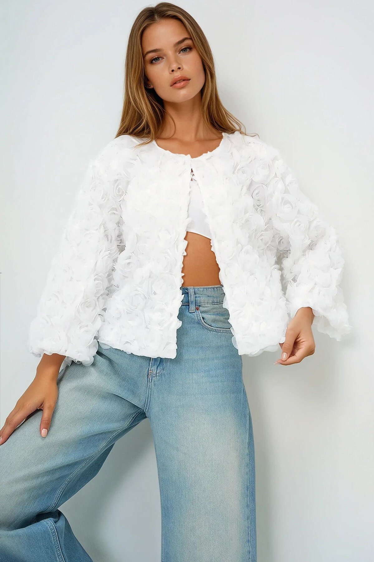 Beyaz Çiçek Motifli Astarlı Crop Ceket