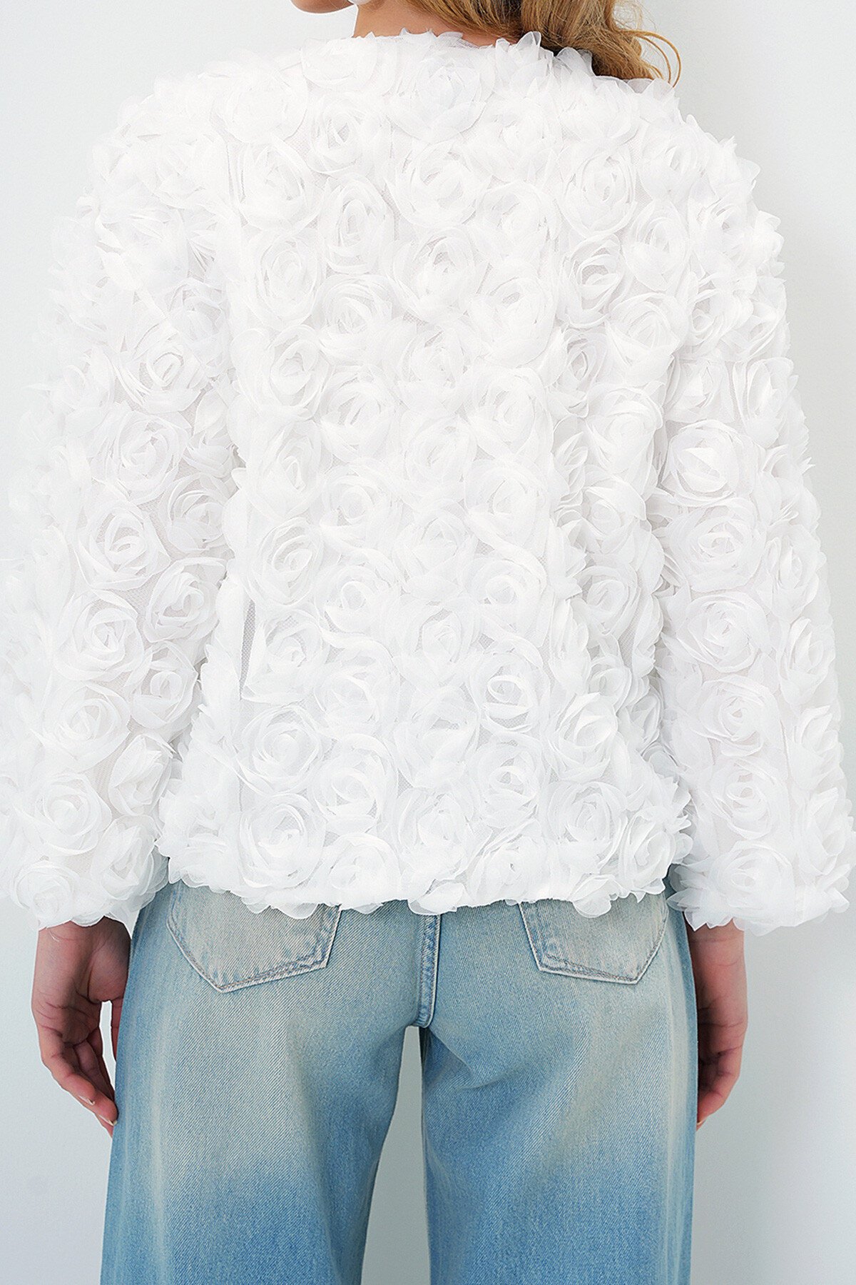 Beyaz Çiçek Motifli Astarlı Crop Ceket