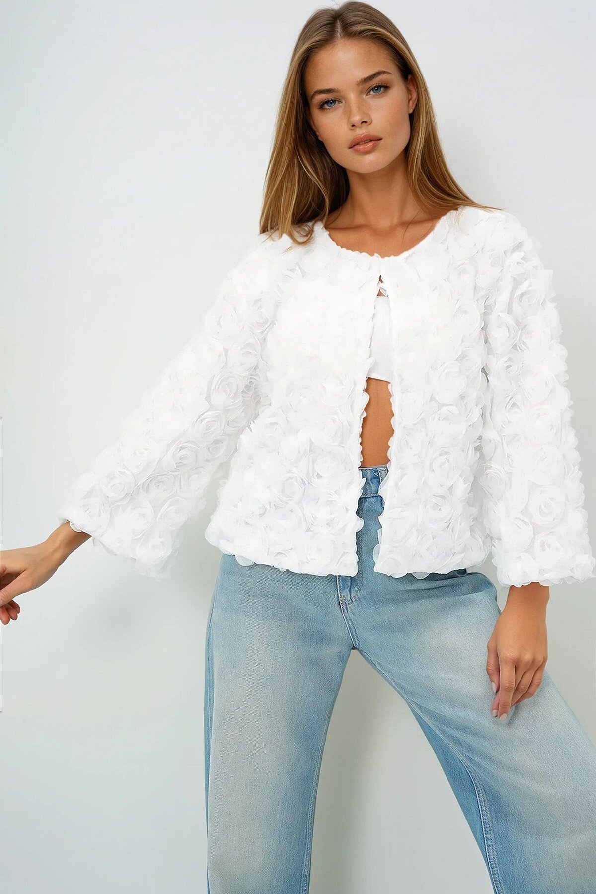 Beyaz Çiçek Motifli Astarlı Crop Ceket