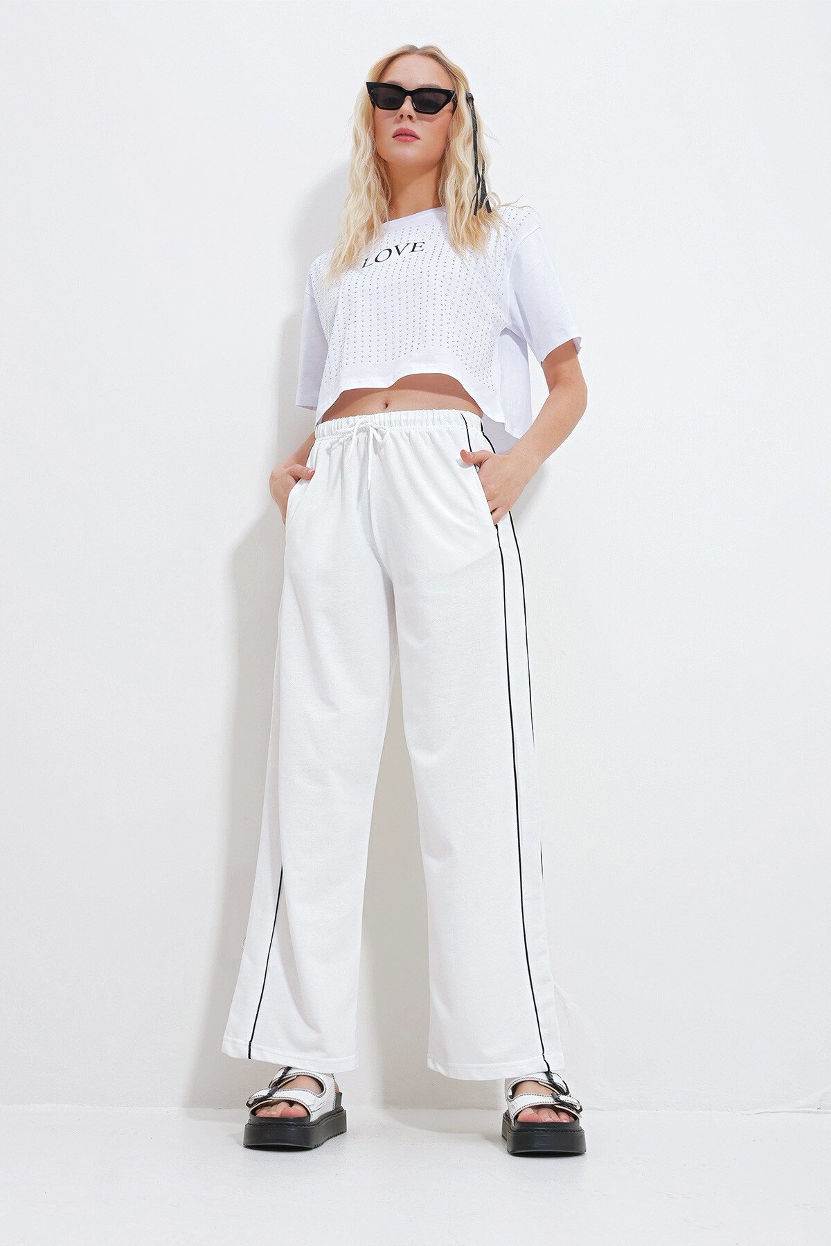 Beyaz Çift Cepli Yanları Biyeli Bol Paça Eşofman Altı