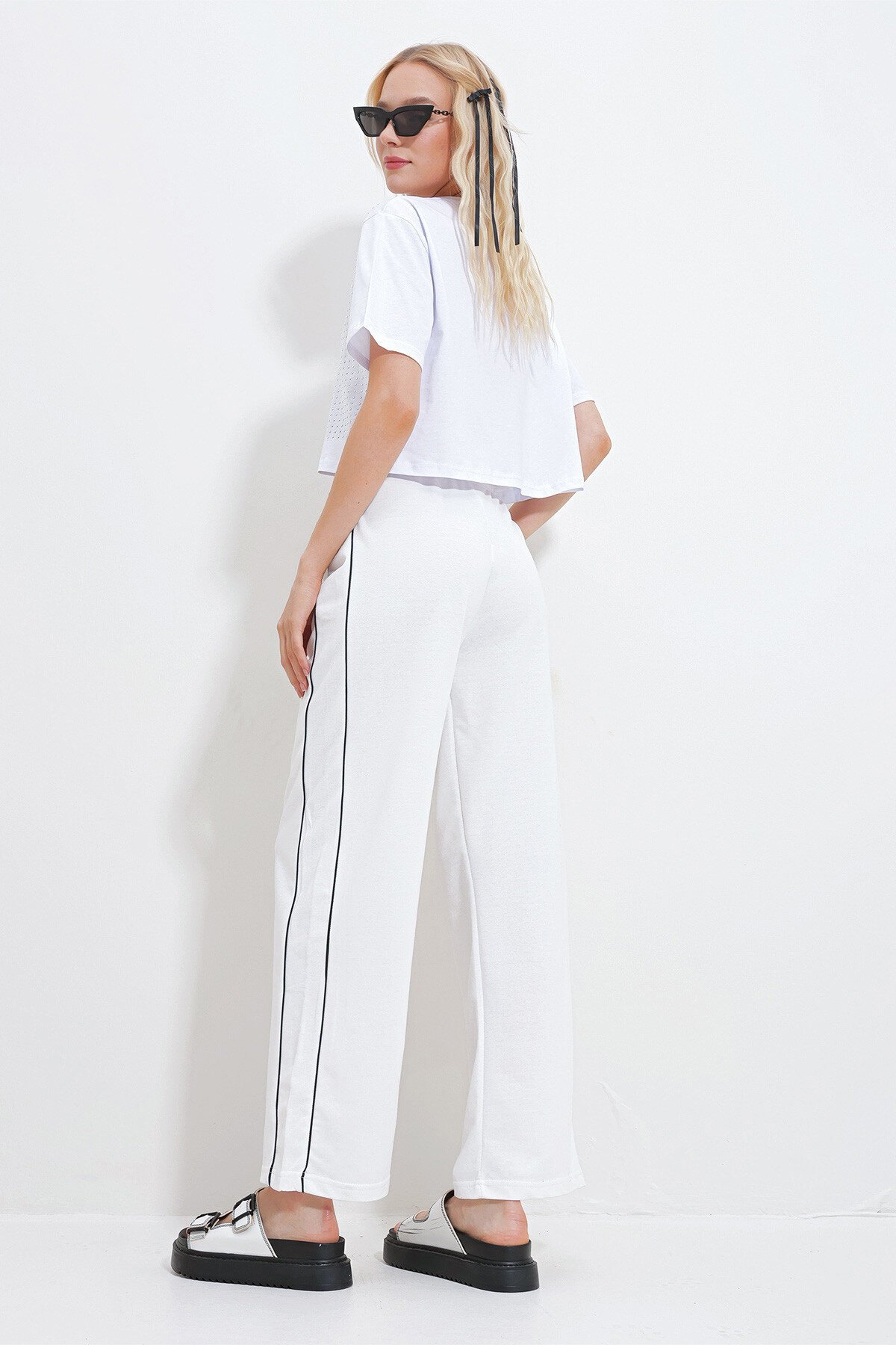 Beyaz Çift Cepli Yanları Biyeli Bol Paça Eşofman Altı