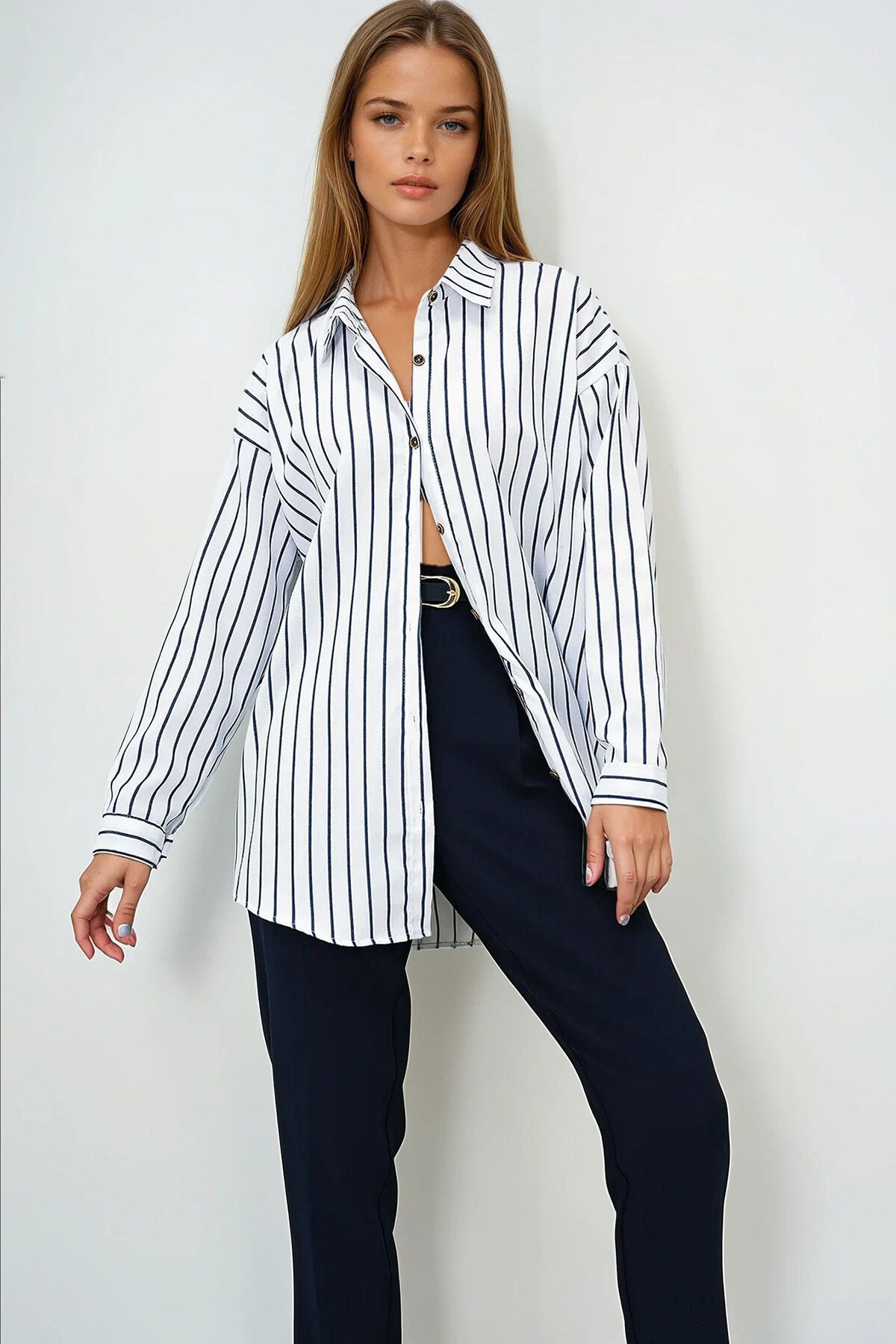 Beyaz Çizgili Oversize Keten Gömlek