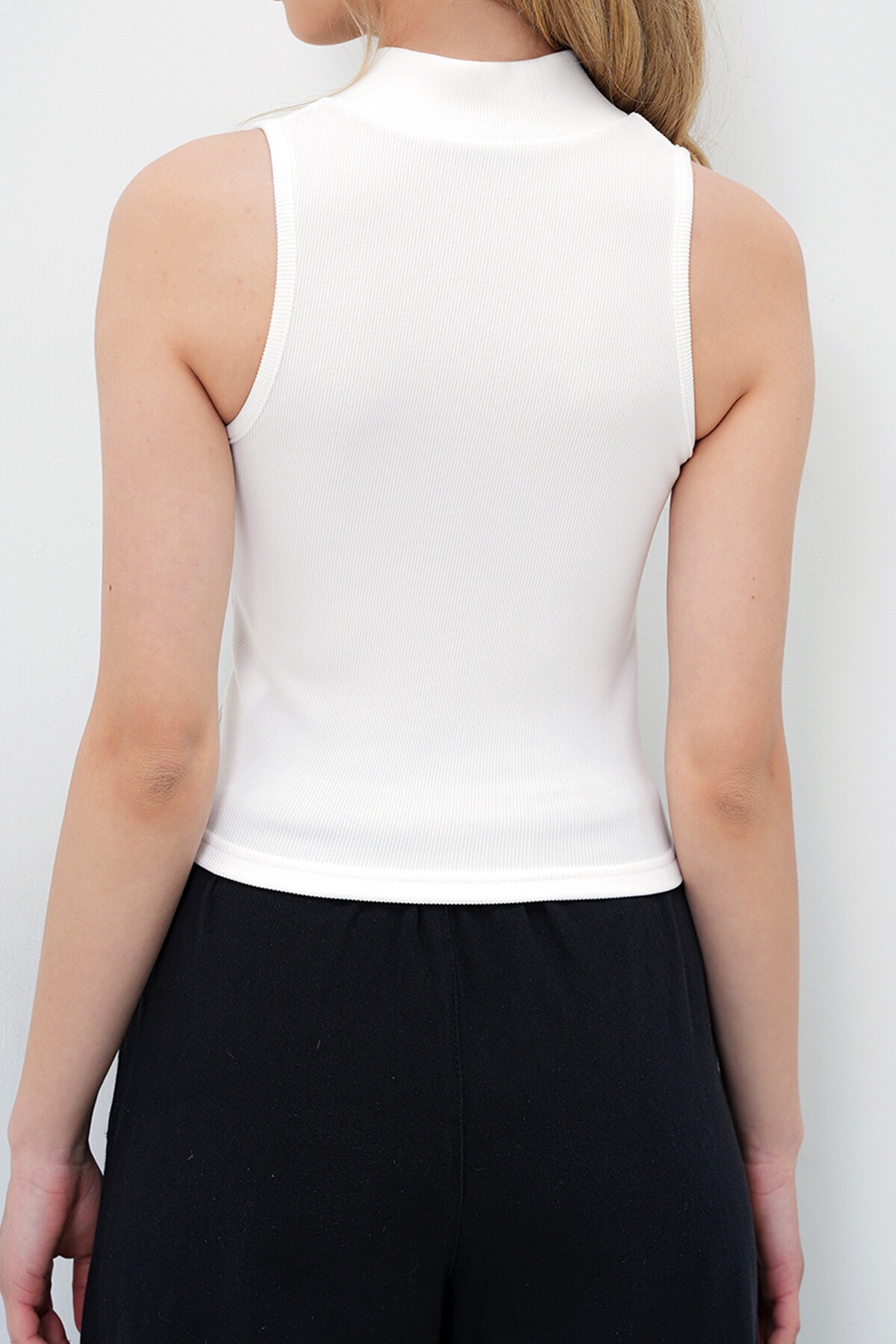 Beyaz Dik Yaka Fermuarlı Ottoban Crop Bluz