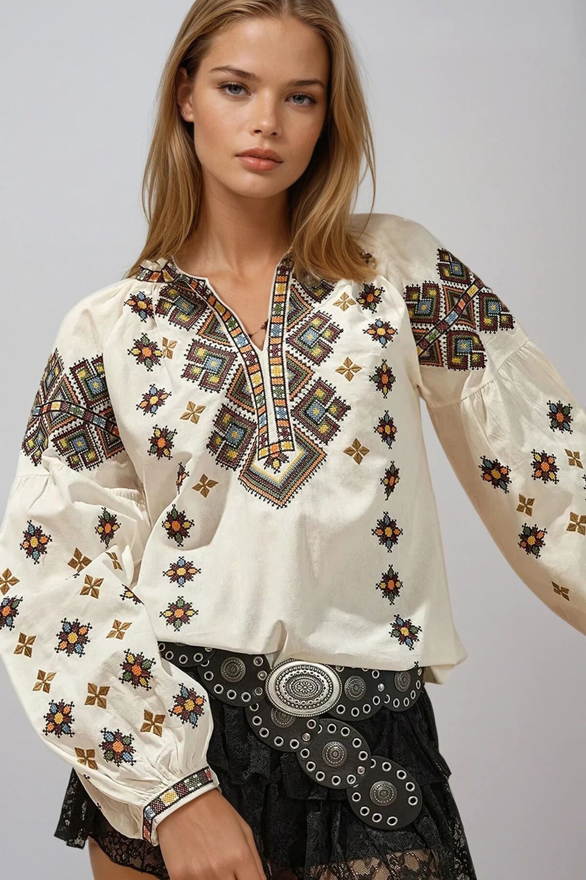 Beyaz Etnik Desenli Balon Kol V Yaka Bluz