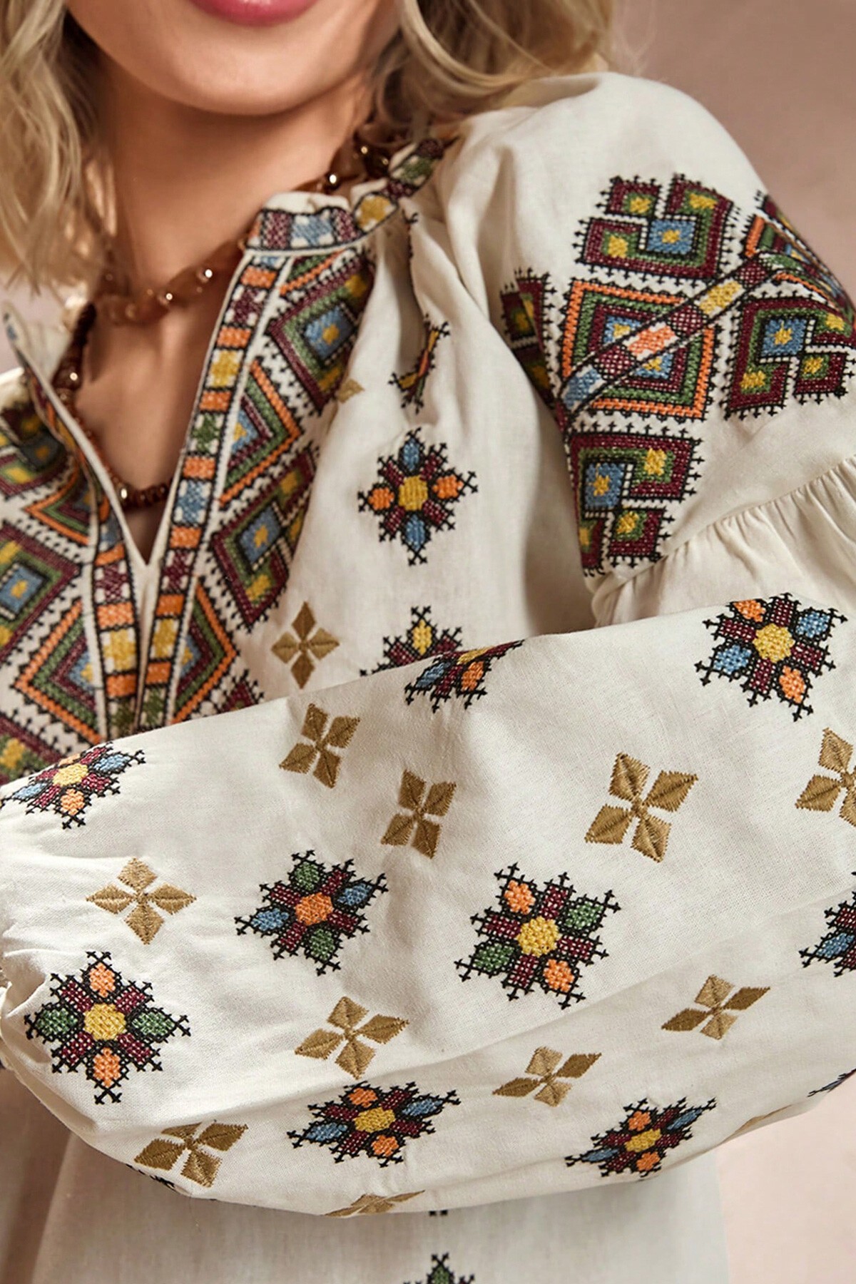 Beyaz Etnik Desenli Balon Kol V Yaka Bluz