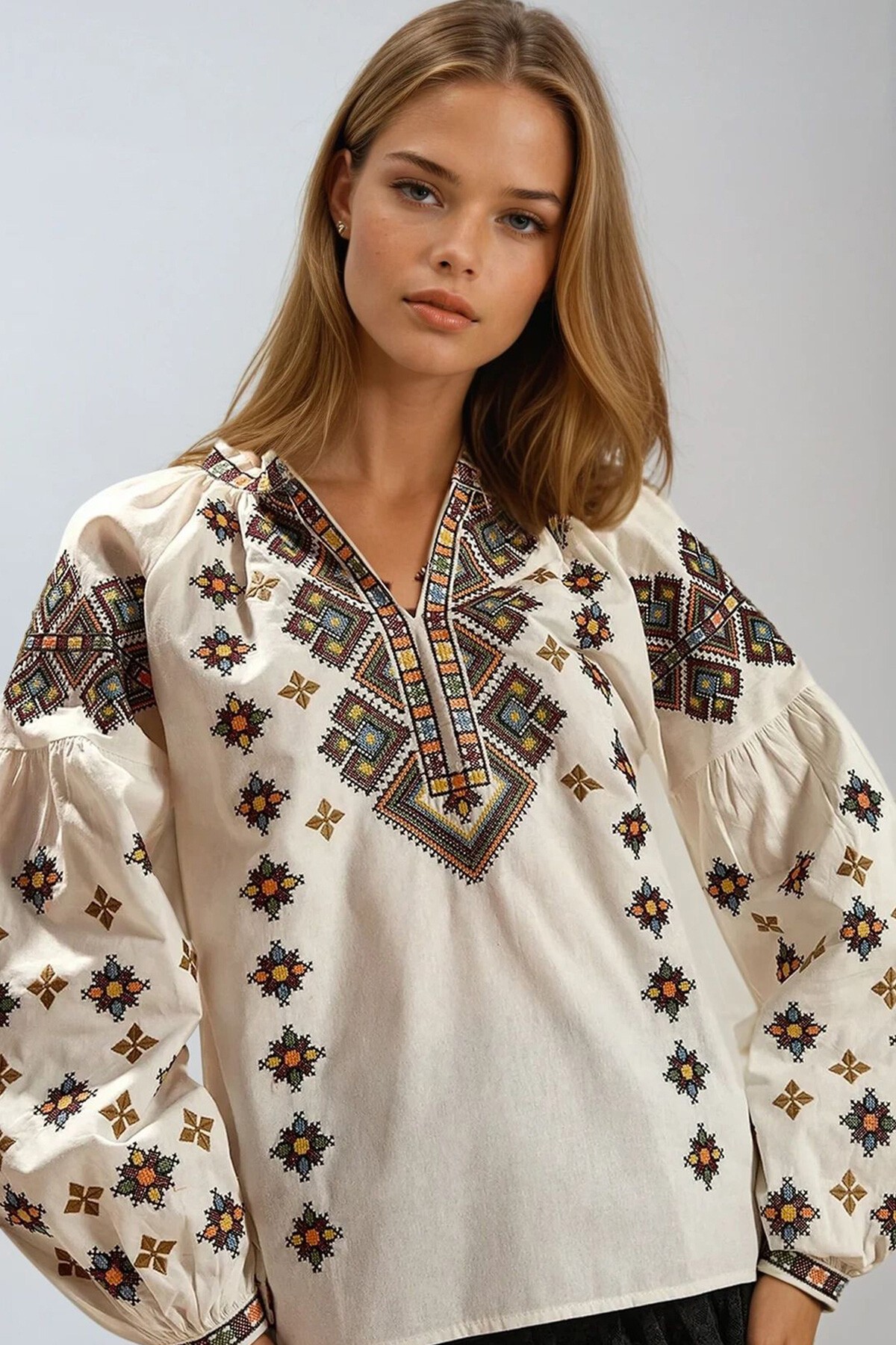 Beyaz Etnik Desenli Balon Kol V Yaka Bluz