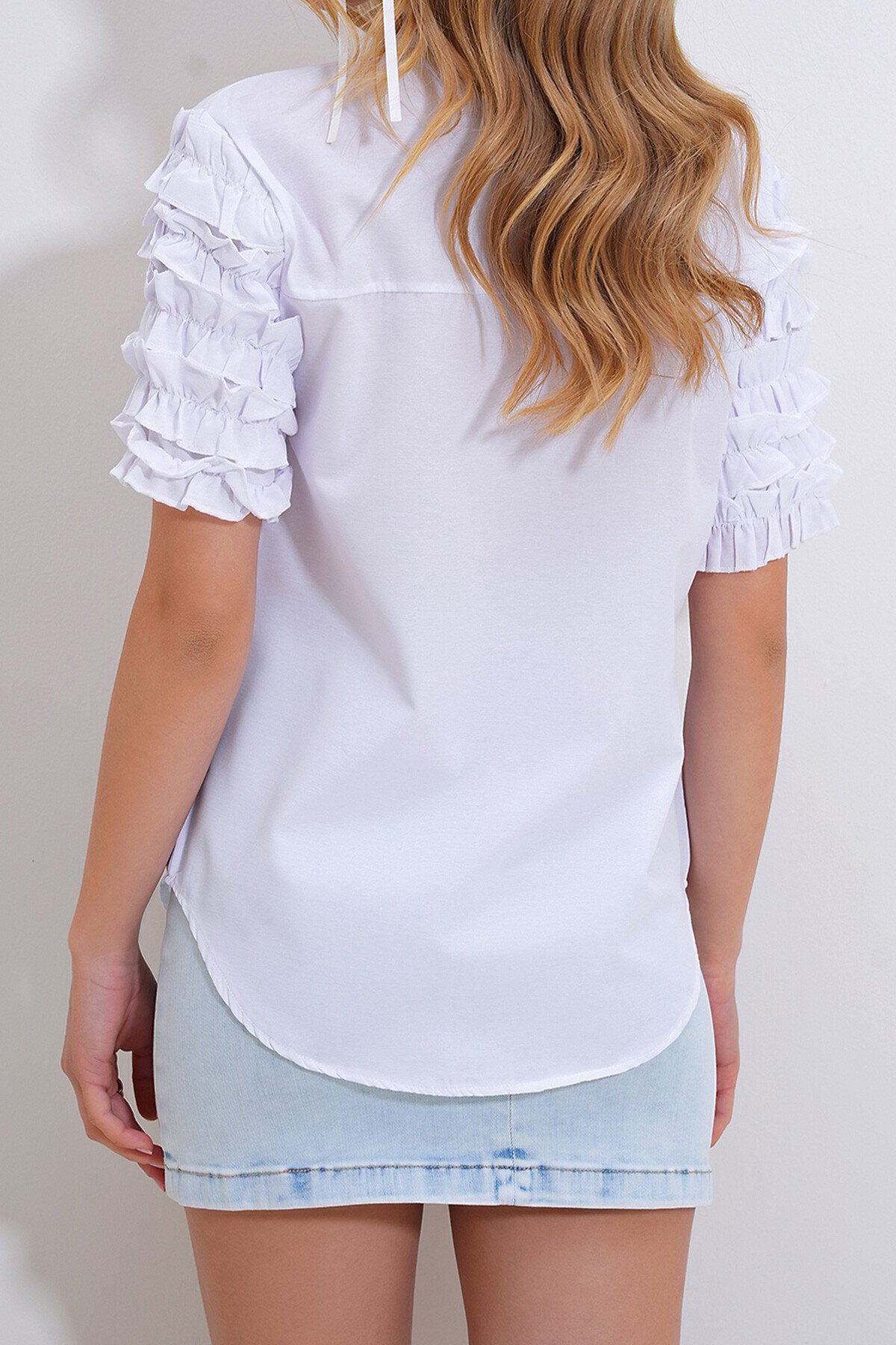 Beyaz Fırfırlı Kısa Kol Gömlek