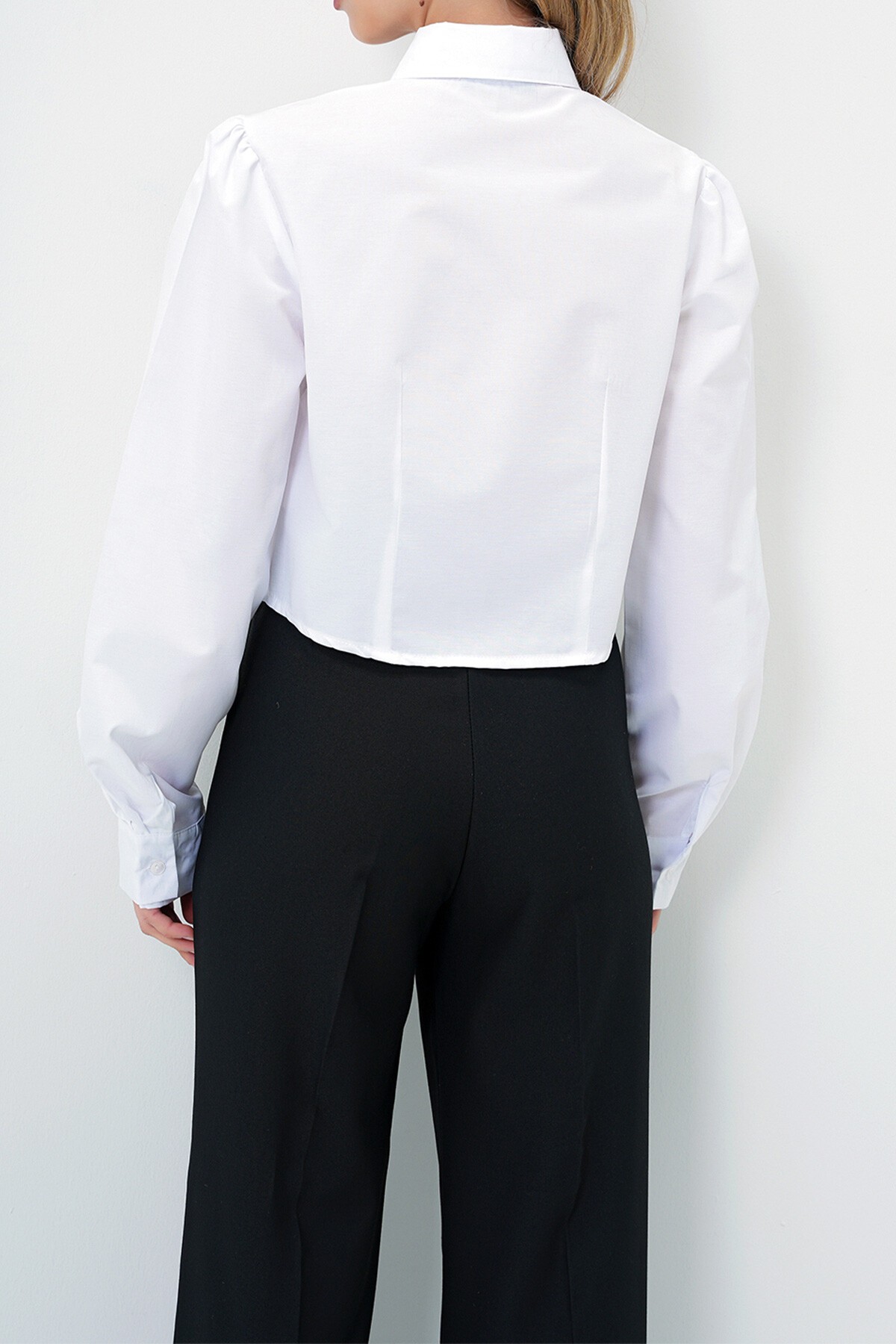 Beyaz Fiyonk Detaylı Crop Gömlek