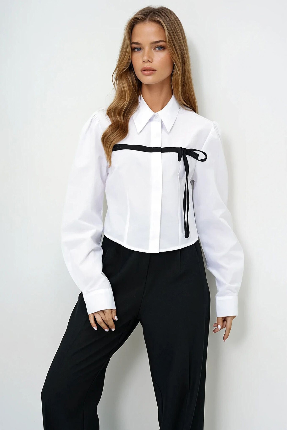 Beyaz Fiyonk Detaylı Crop Gömlek