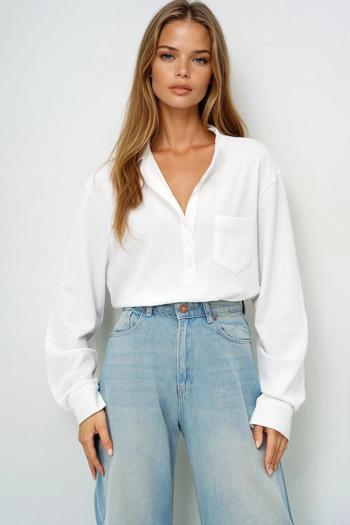 Beyaz Geniş Kesim Önü Düğmeli Tek Cepli Crop Bluz