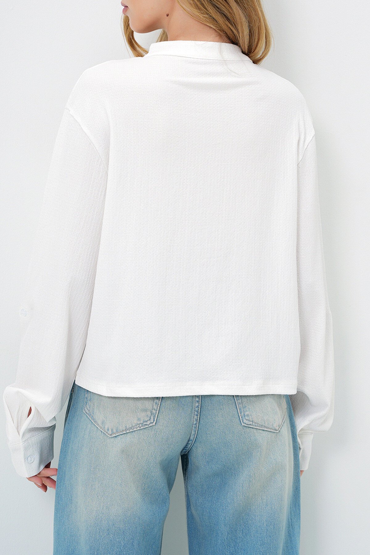 Beyaz Geniş Kesim Önü Düğmeli Tek Cepli Crop Bluz