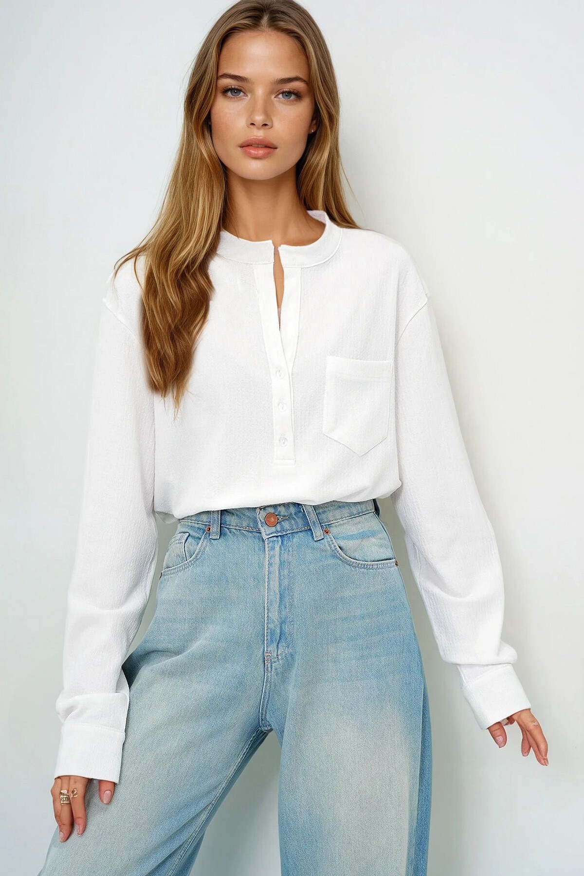 Beyaz Geniş Kesim Önü Düğmeli Tek Cepli Crop Bluz