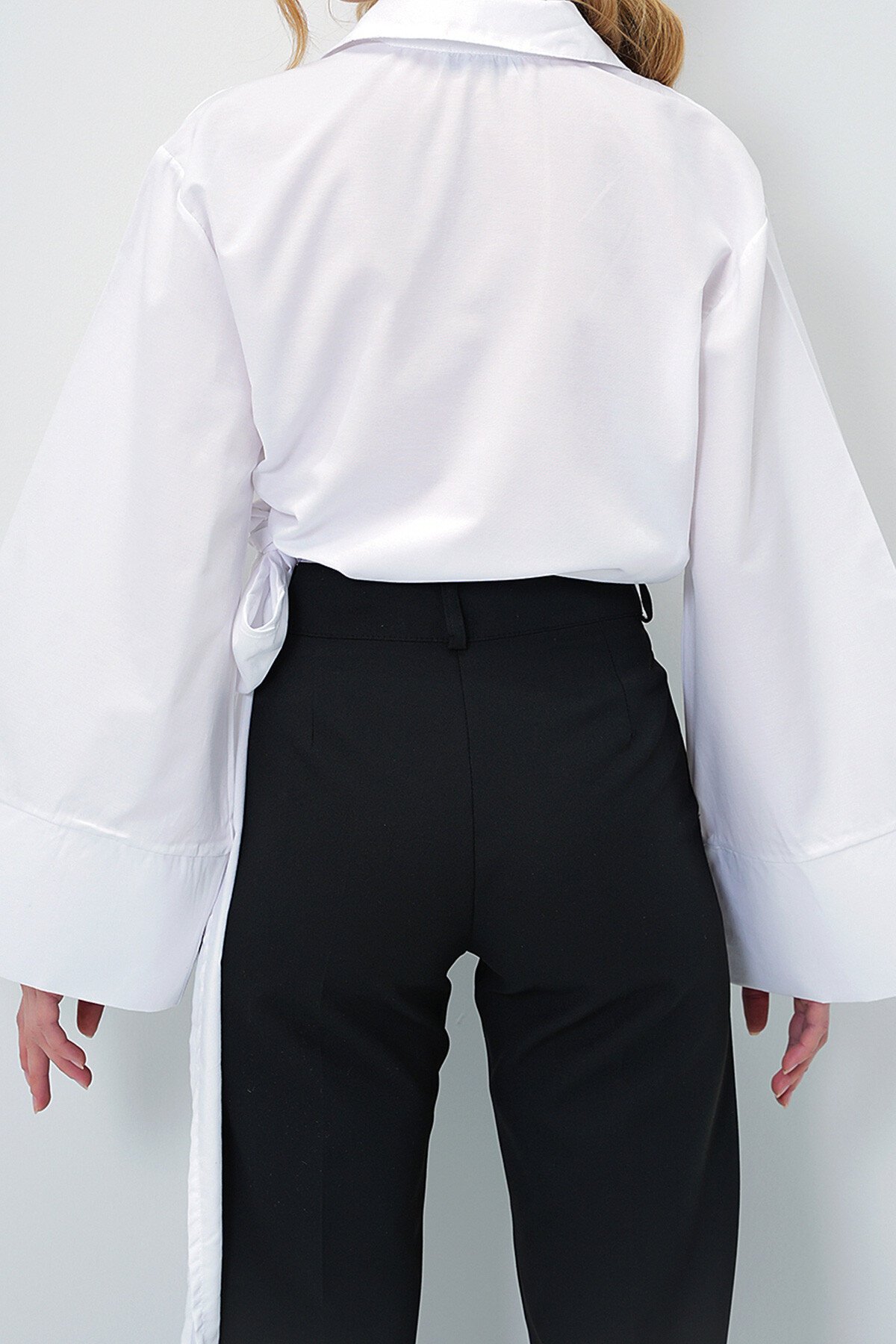 Beyaz Geniş Manşetli Kol Detaylı Önü Bağlamalı Poplin Gömlek