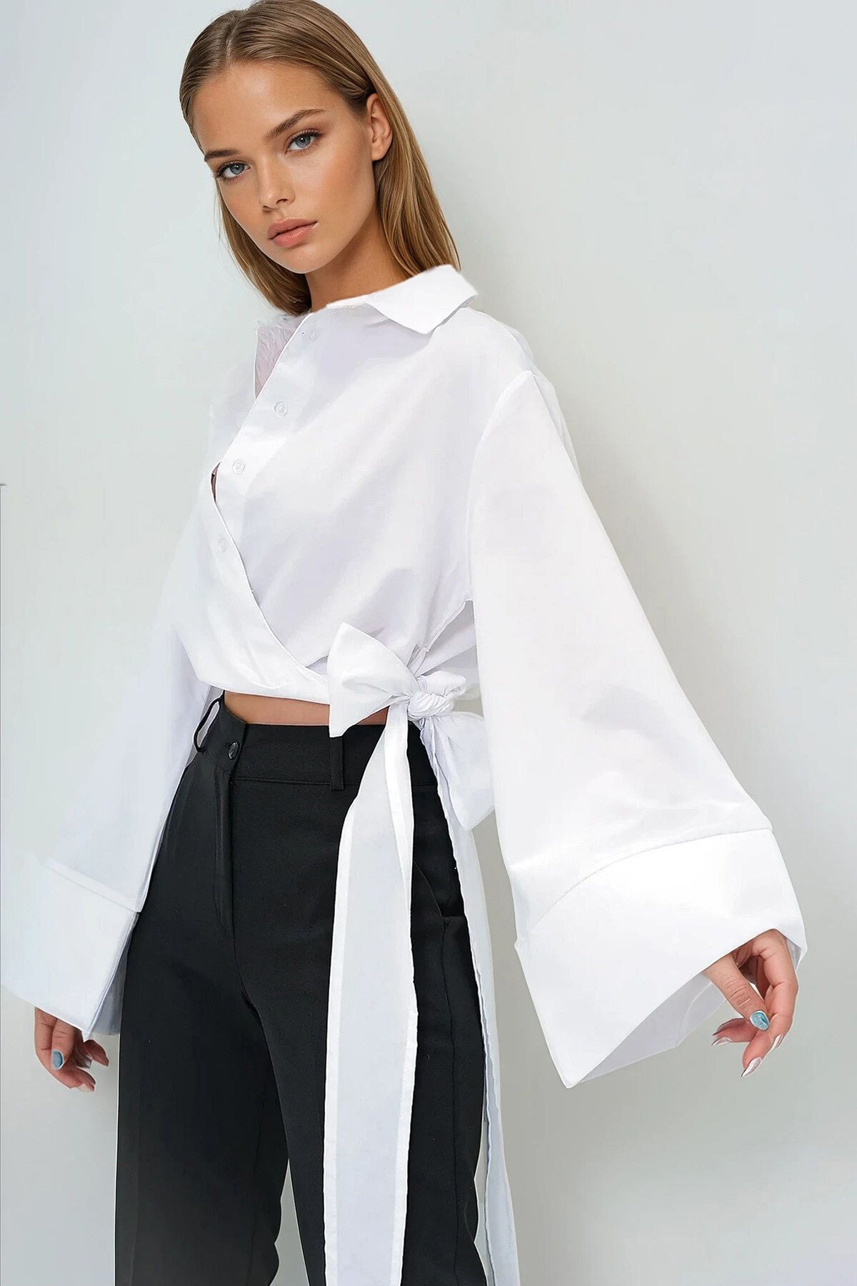 Beyaz Geniş Manşetli Kol Detaylı Önü Bağlamalı Poplin Gömlek