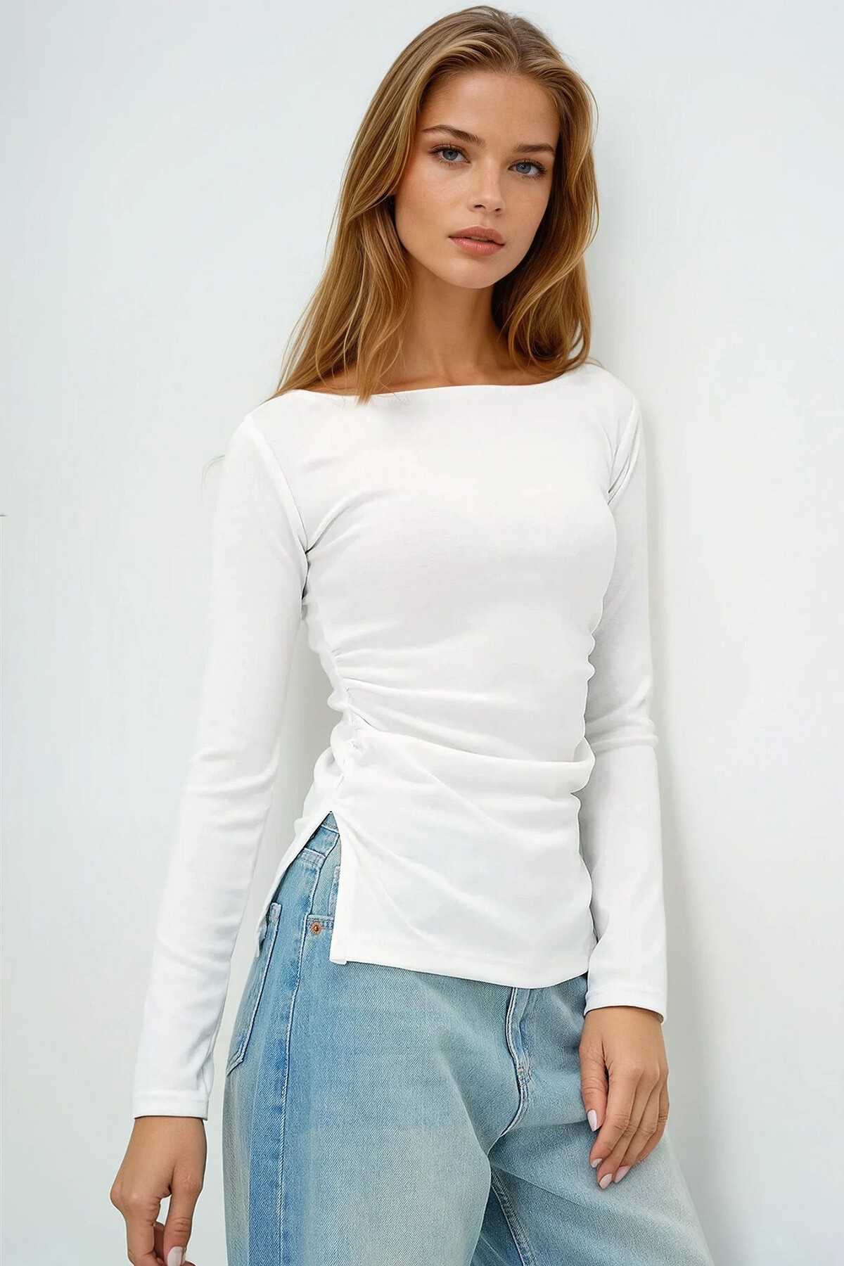 Beyaz Geniş Yaka Drapeli Yırtmaçlı Bluz
