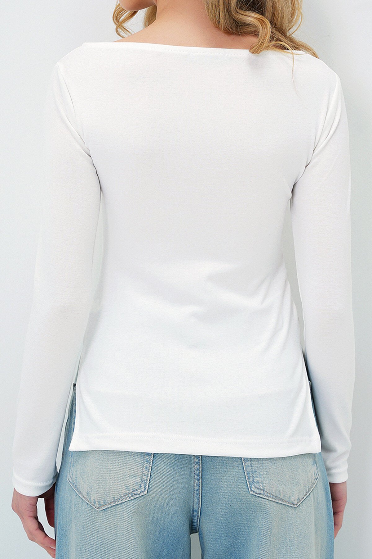 Beyaz Geniş Yaka Drapeli Yırtmaçlı Bluz