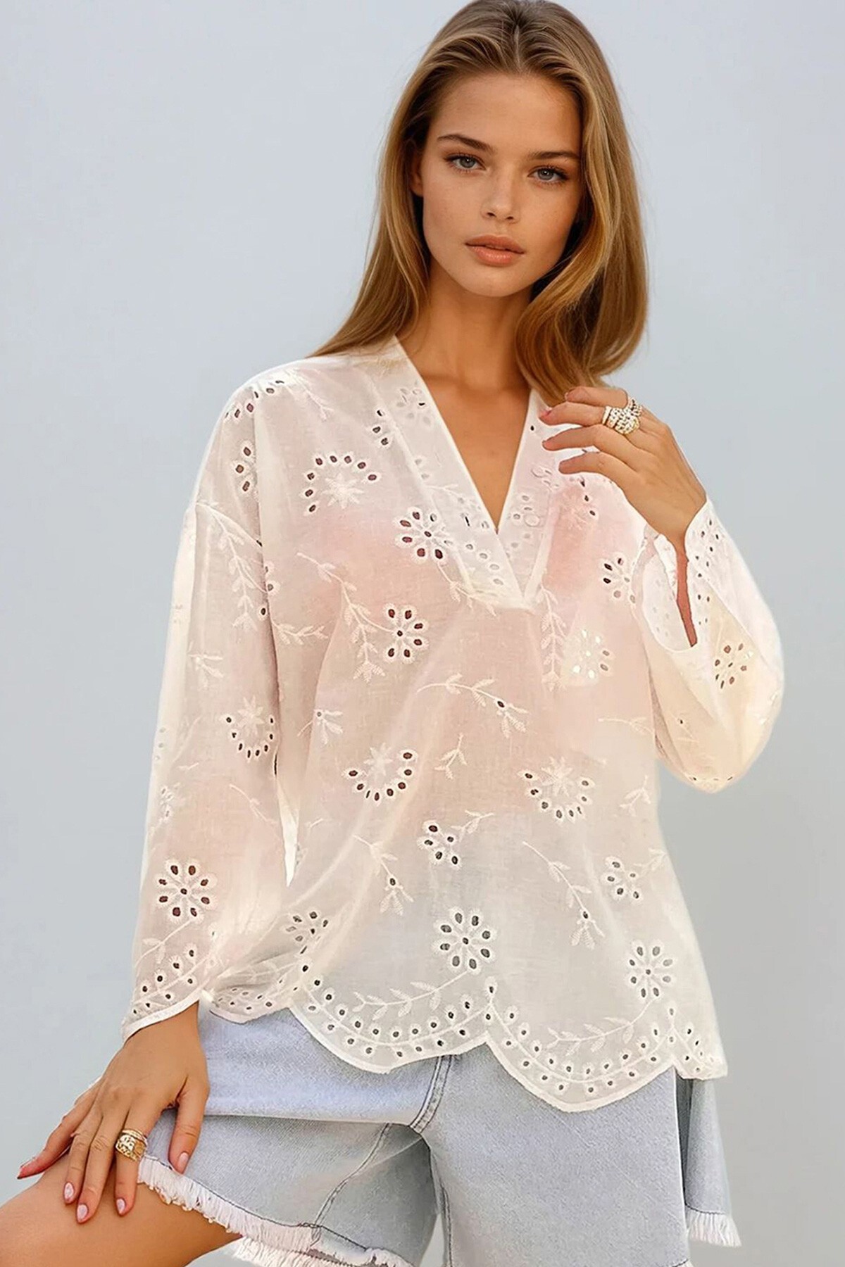 Beyaz Hakim Yaka Fisto İşlemeli Düğmeli Dokuma Bluz