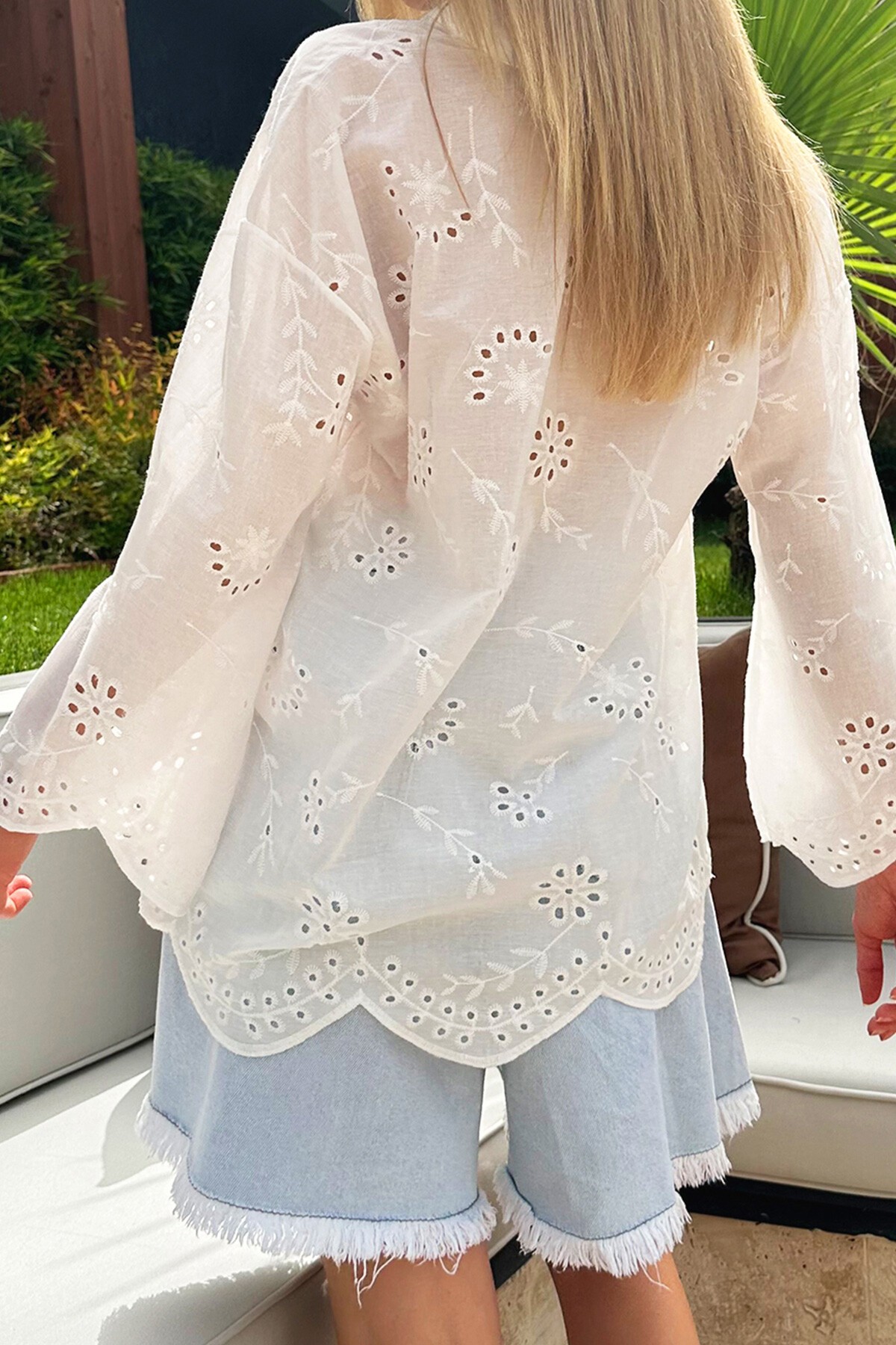 Beyaz Hakim Yaka Fisto İşlemeli Düğmeli Dokuma Bluz