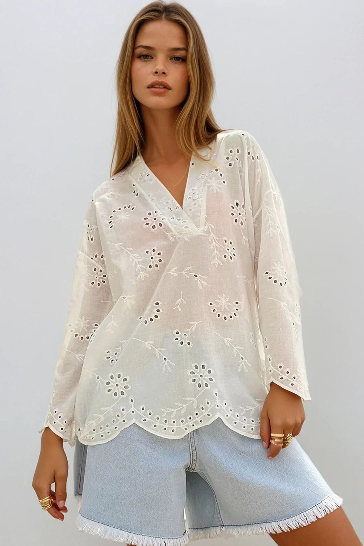 Beyaz Hakim Yaka Fisto İşlemeli Düğmeli Dokuma Bluz