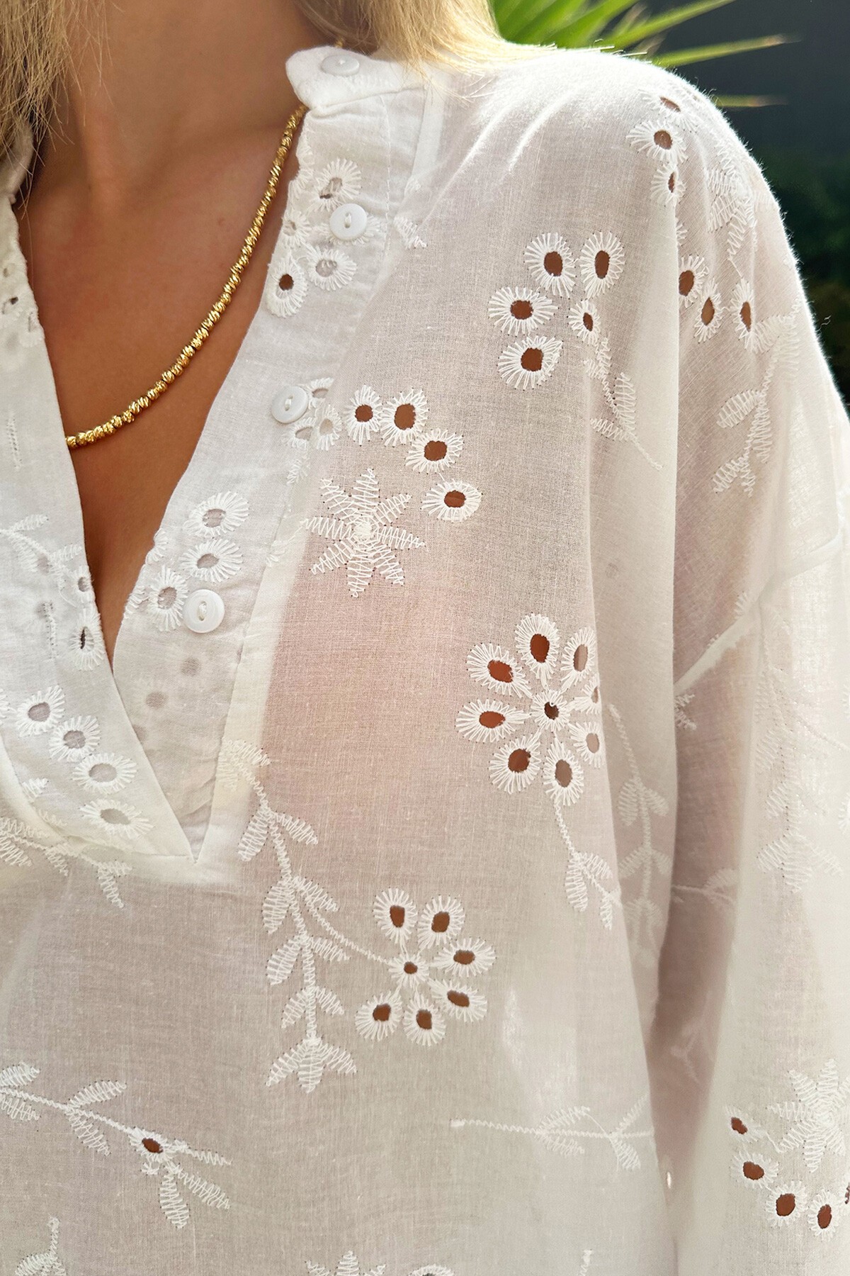 Beyaz Hakim Yaka Fisto İşlemeli Düğmeli Dokuma Bluz