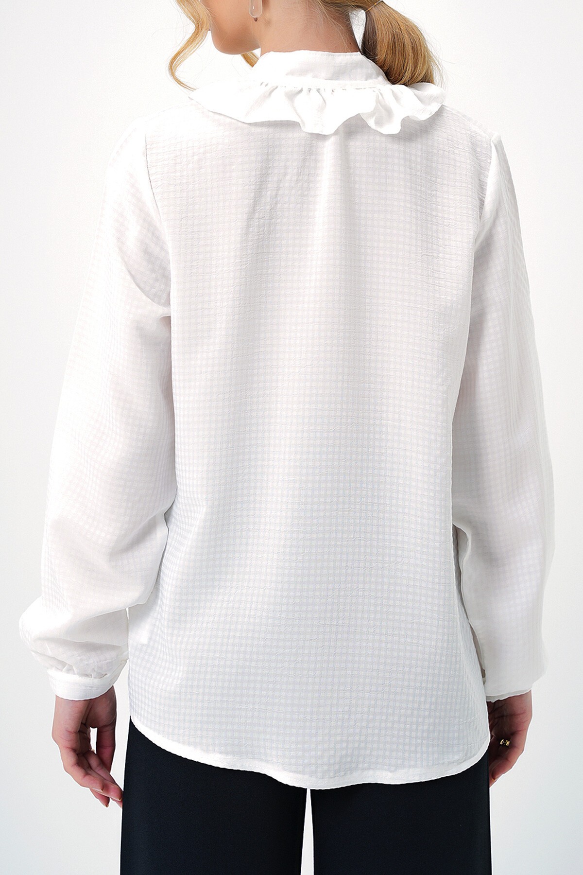 Beyaz Hakim Yaka Önü Fırfırlı Dokuma Gömlek