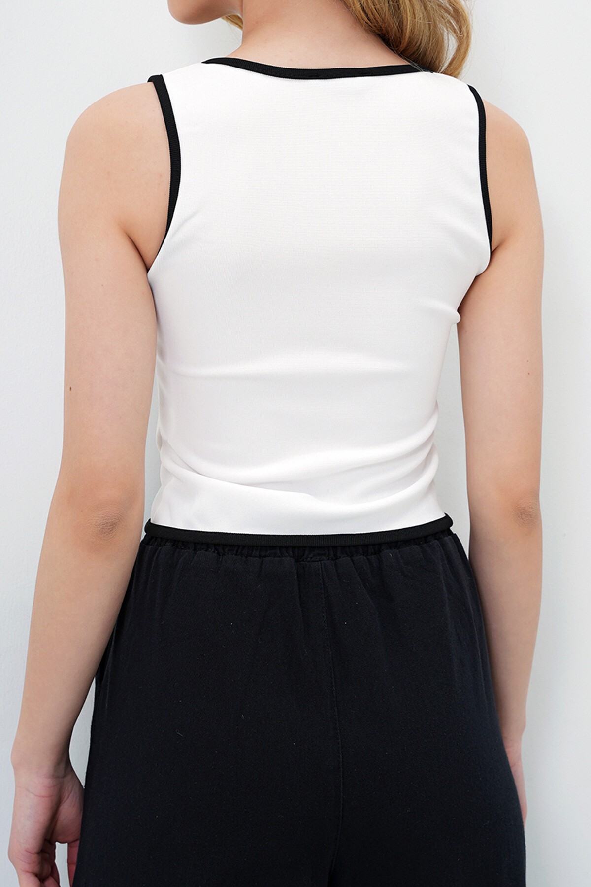 Beyaz Kalın Askılı Havuz Yaka Biye Detaylı Önü Fermuarlı Atlet