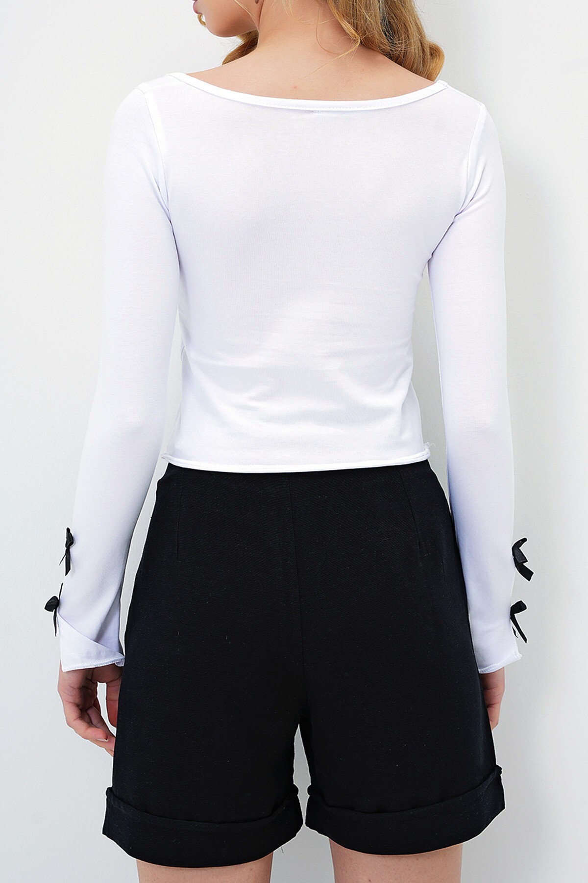 Beyaz Kare Yaka Kolları Fiyonklu Crop Bluz