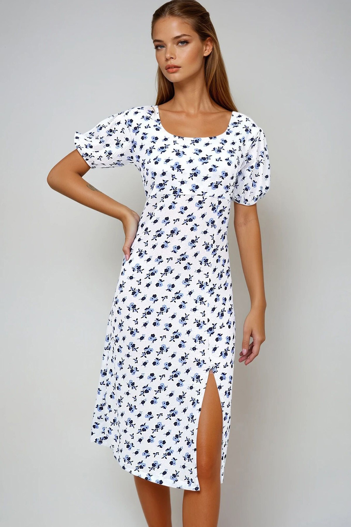 Beyaz Kare Yaka Sırtı Bağcıklı Yırtmaçlı Desenli Elbise