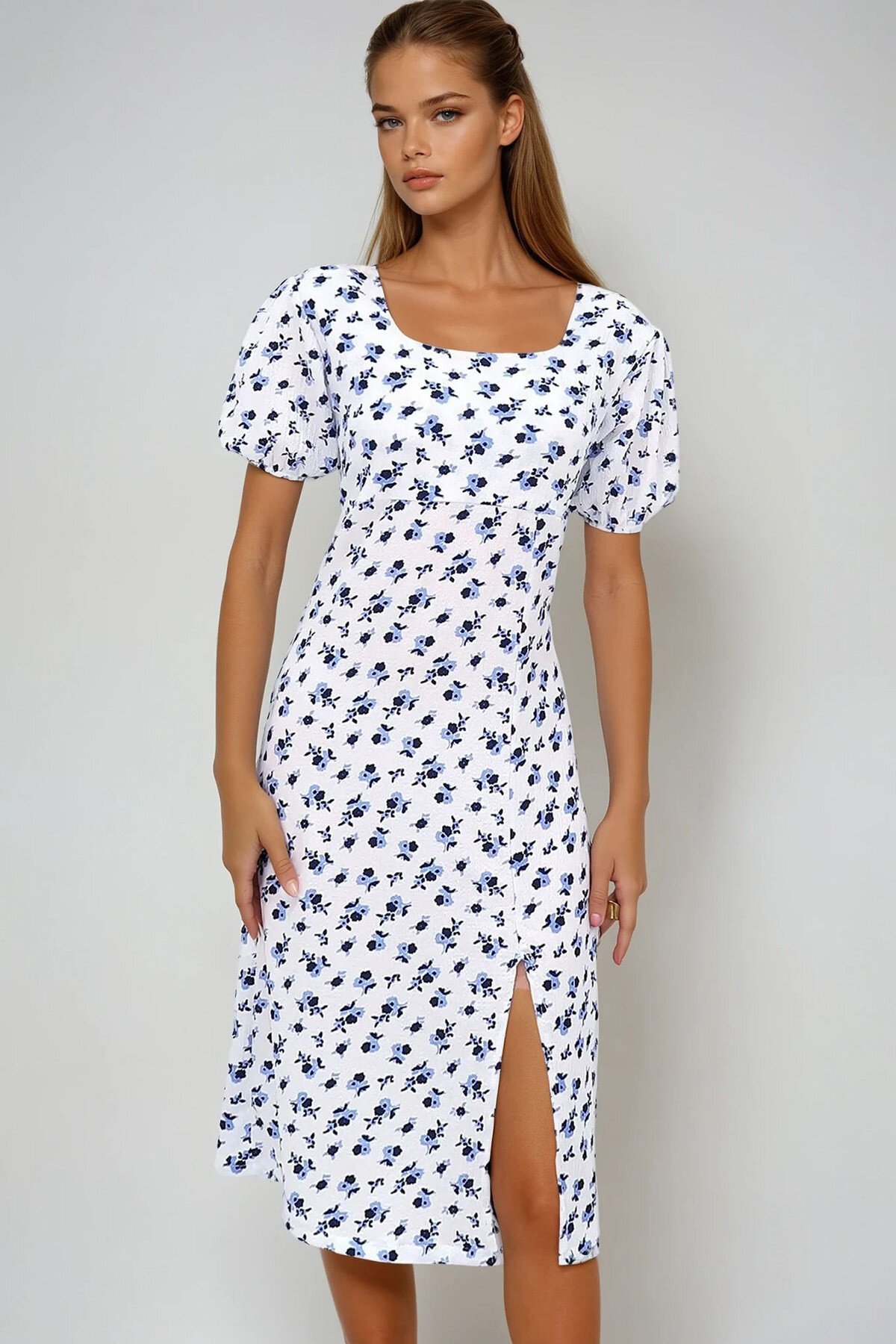 Beyaz Kare Yaka Sırtı Bağcıklı Yırtmaçlı Desenli Elbise