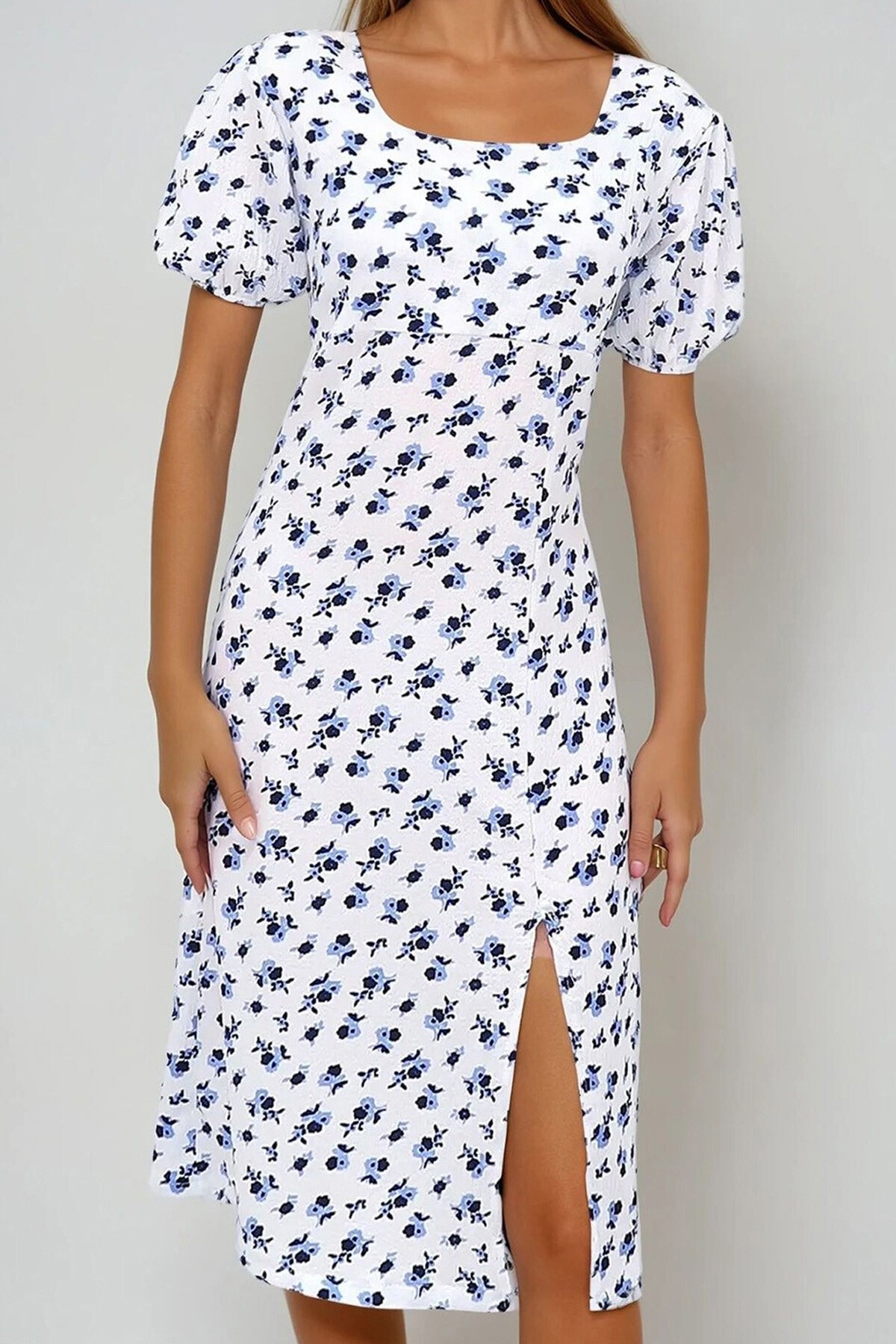 Beyaz Kare Yaka Sırtı Bağcıklı Yırtmaçlı Desenli Elbise