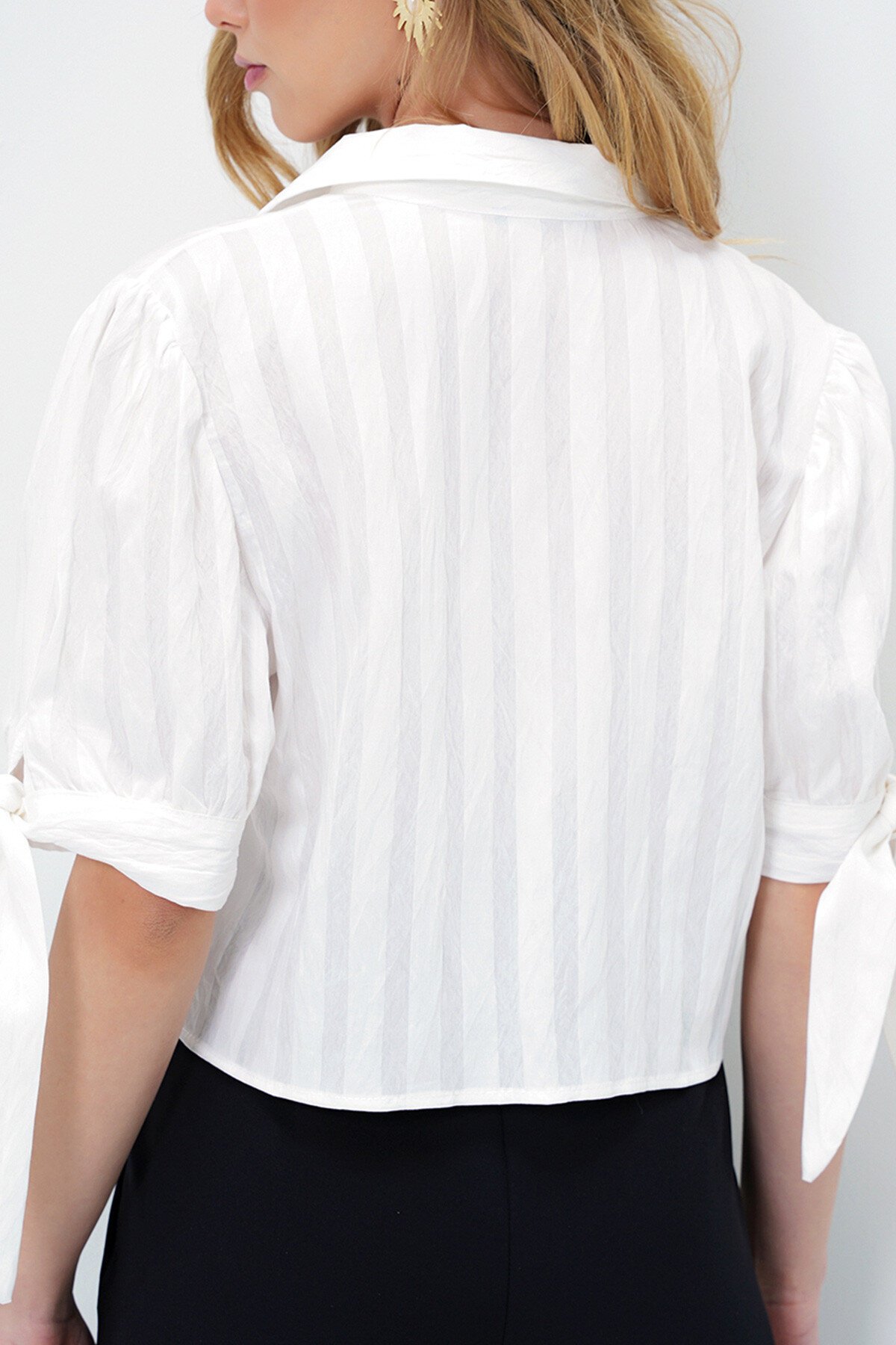 Beyaz Kendinden Desenli Kolları Bağlamalı Dokuma Crop Gömlek