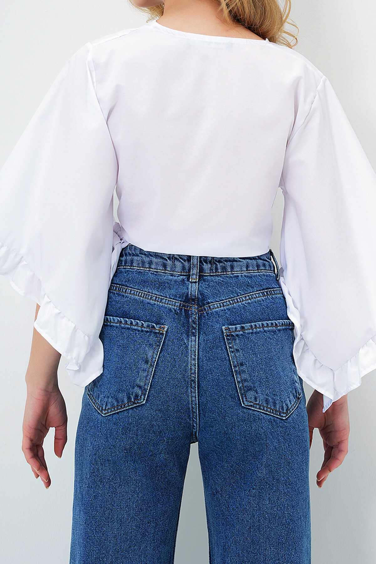 Beyaz Kolları Fırfırlı Poplin Crop Dokuma Bluz