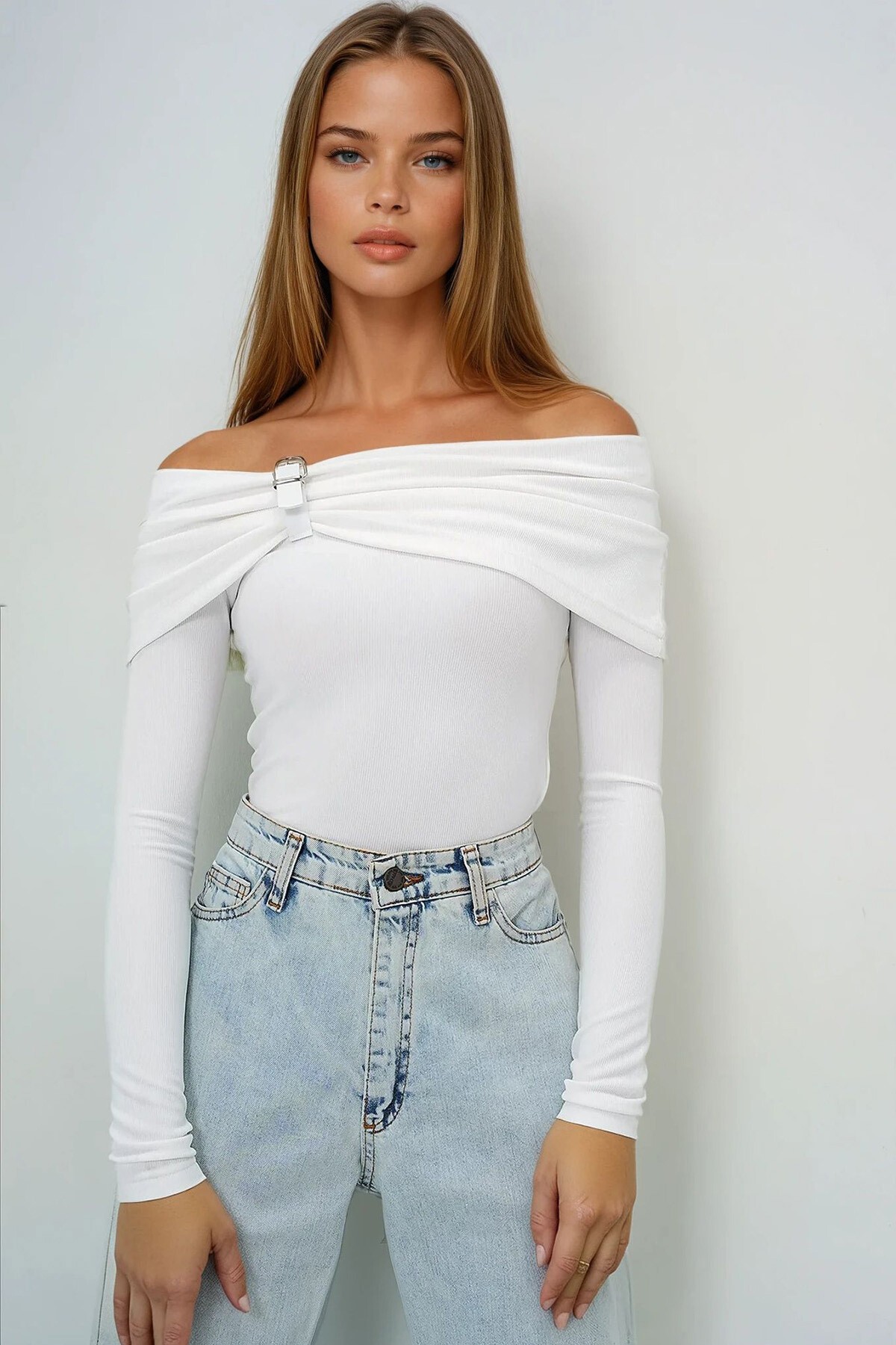 Beyaz Madonna Yaka Kemer Detaylı Ottoban Bluz