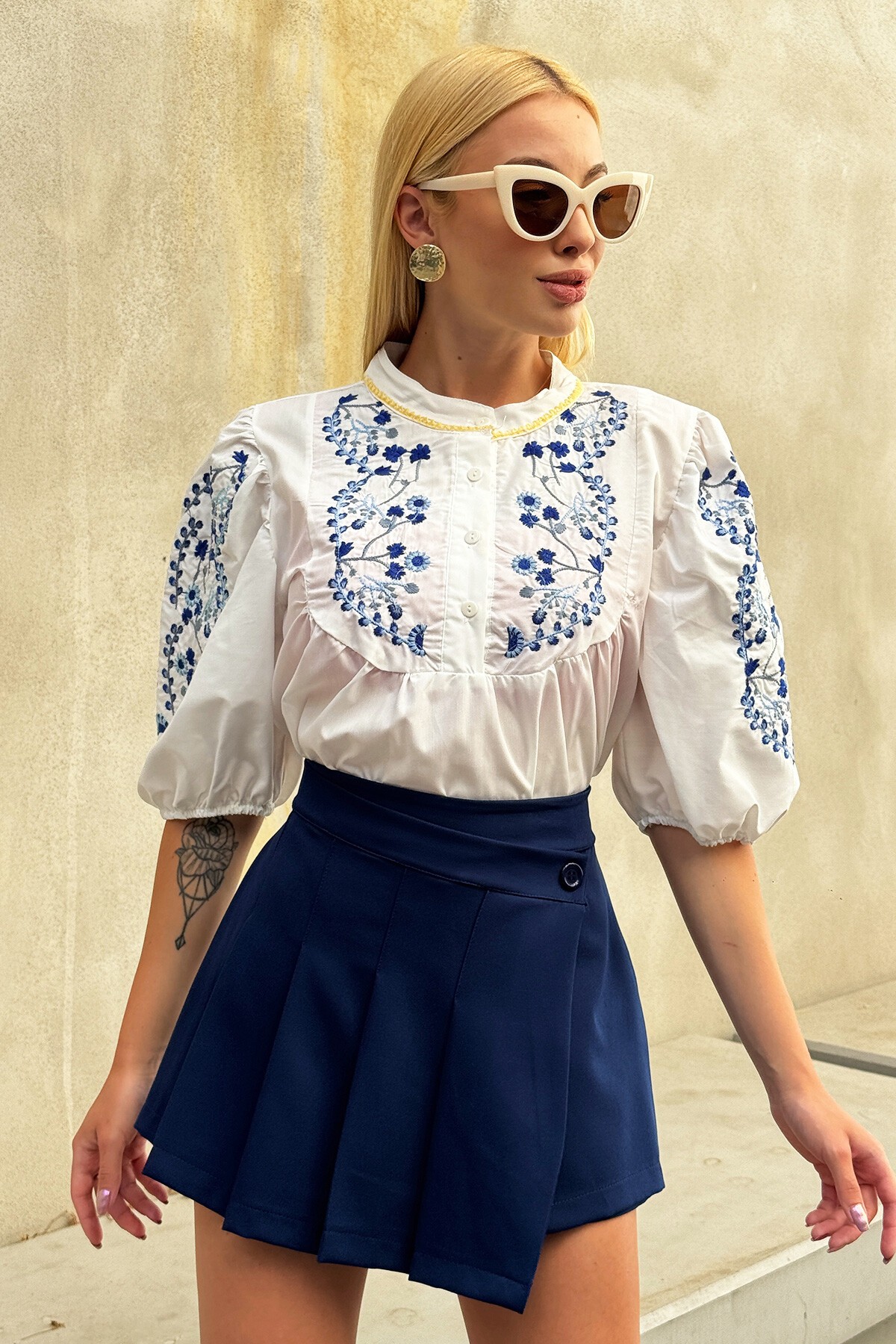 Beyaz Önü Düğmeli Ve Nakışlı Poplin Bluz