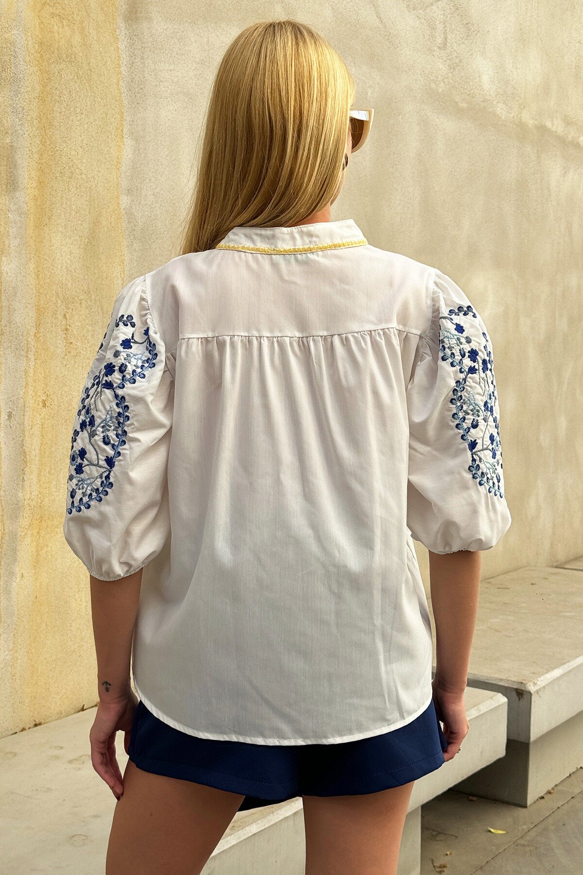 Beyaz Önü Düğmeli Ve Nakışlı Poplin Bluz