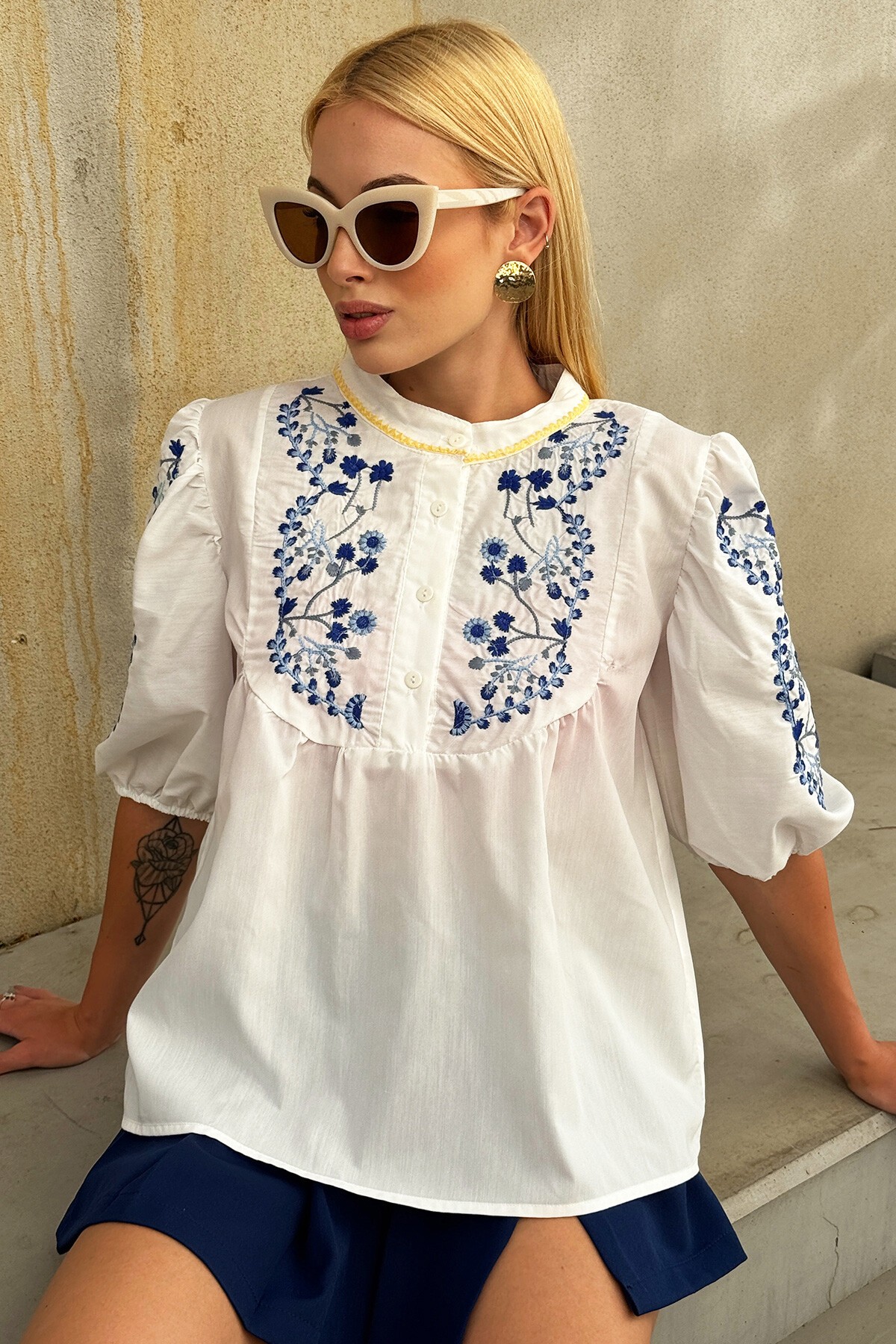 Beyaz Önü Düğmeli Ve Nakışlı Poplin Bluz