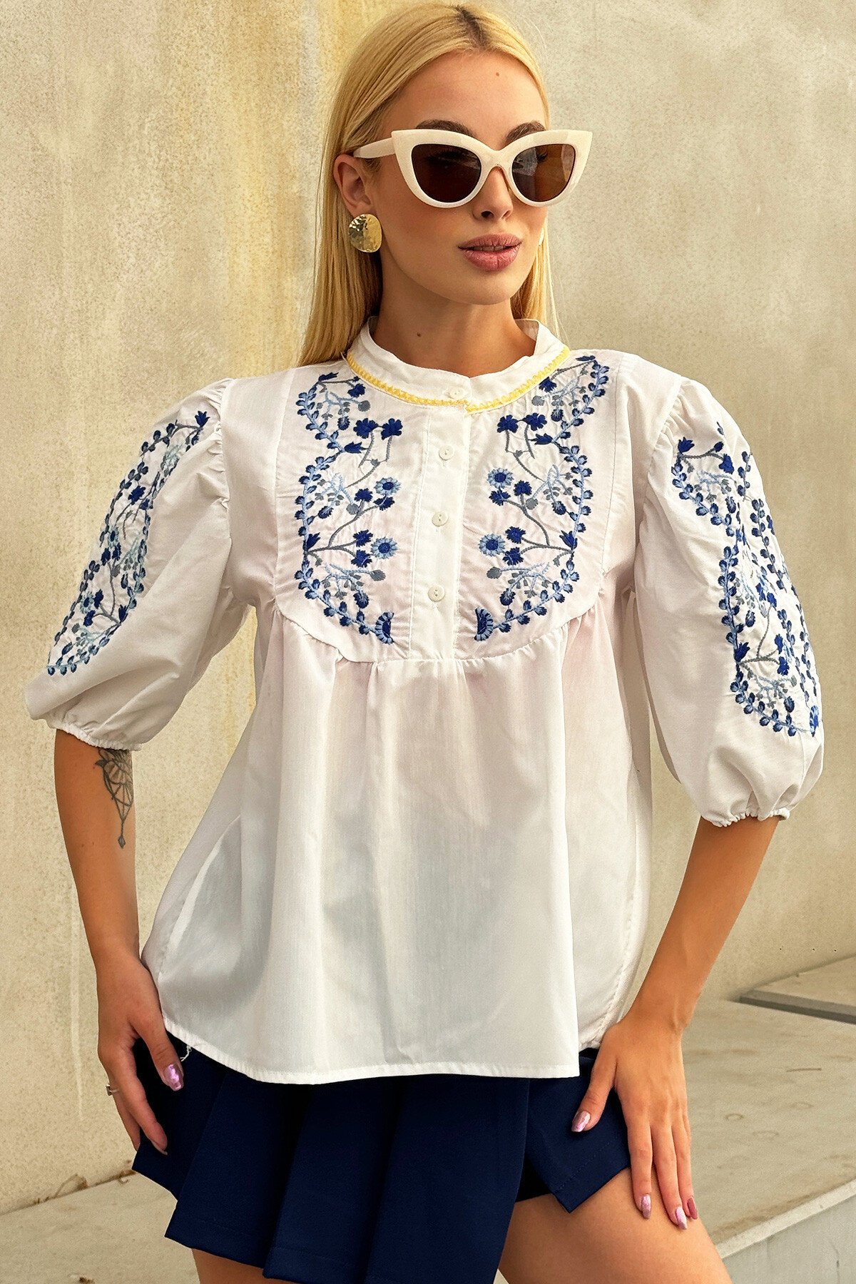 Beyaz Önü Düğmeli Ve Nakışlı Poplin Bluz