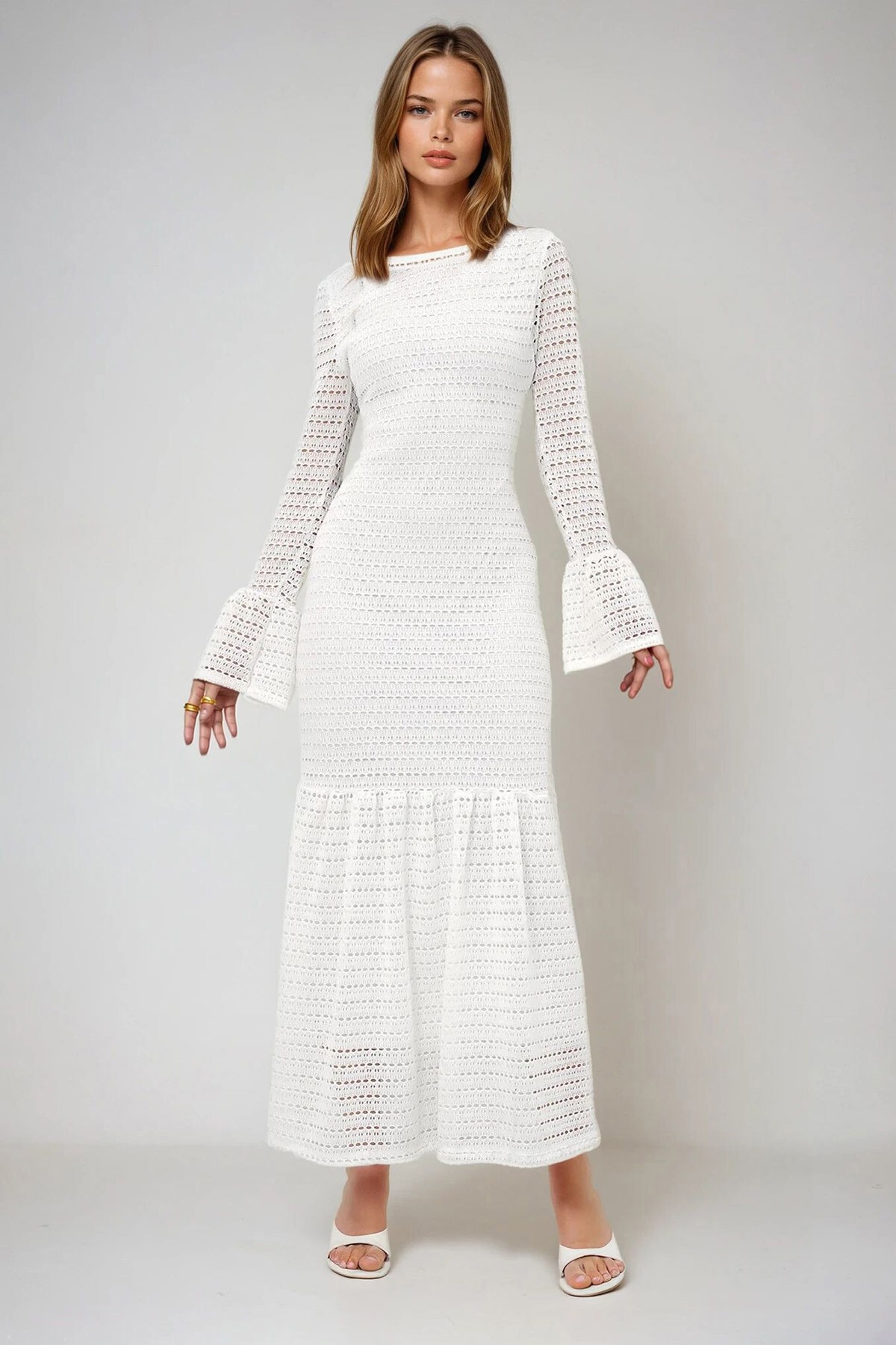 Beyaz Sırtı Açık İçi Astarlı  Kolu Ve Eteği Volanlı Yazlık Triko Elbise