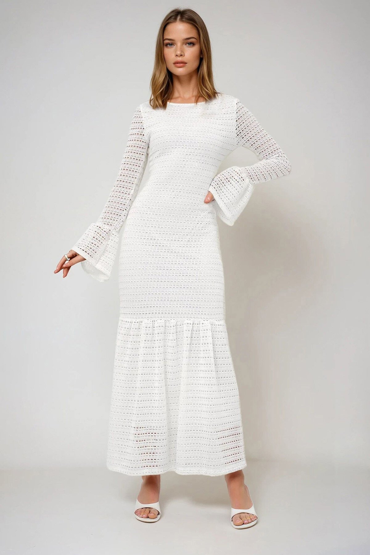 Beyaz Sırtı Açık İçi Astarlı  Kolu Ve Eteği Volanlı Yazlık Triko Elbise