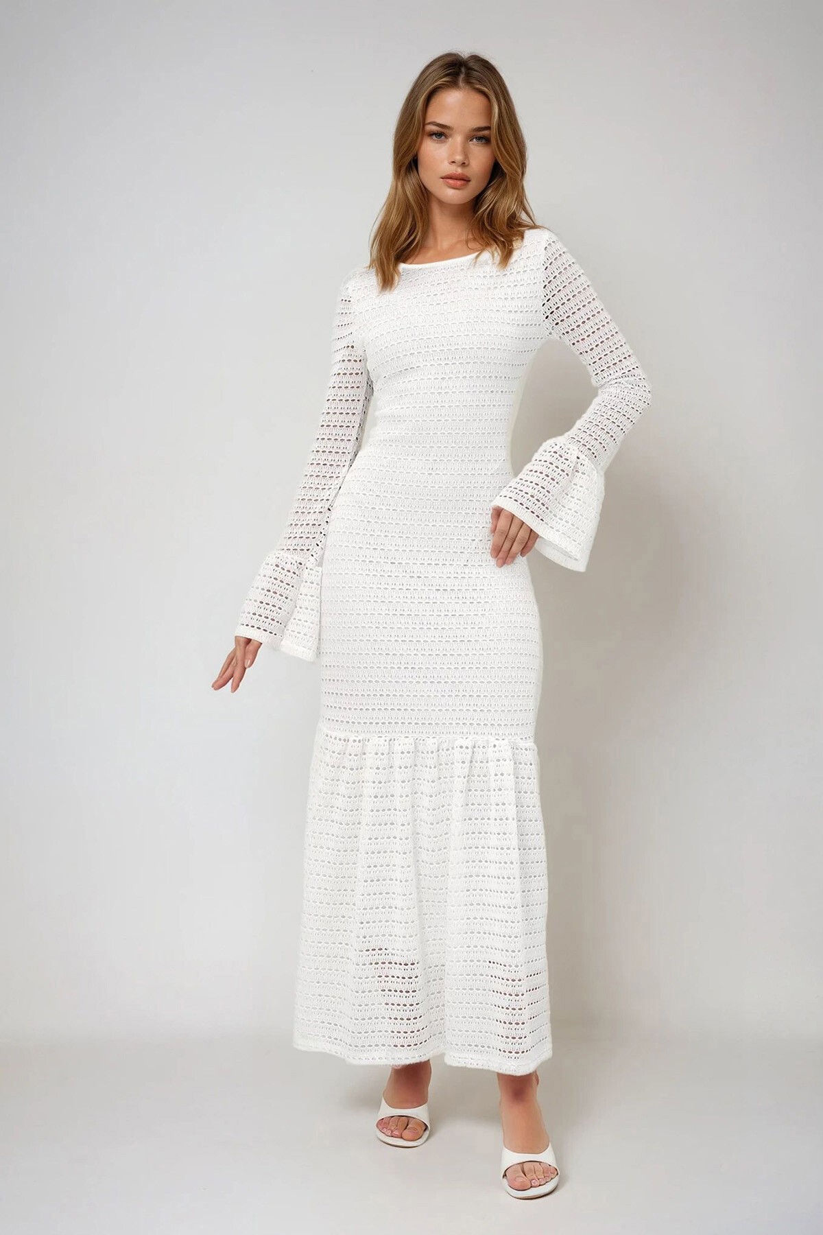 Beyaz Sırtı Açık İçi Astarlı  Kolu Ve Eteği Volanlı Yazlık Triko Elbise