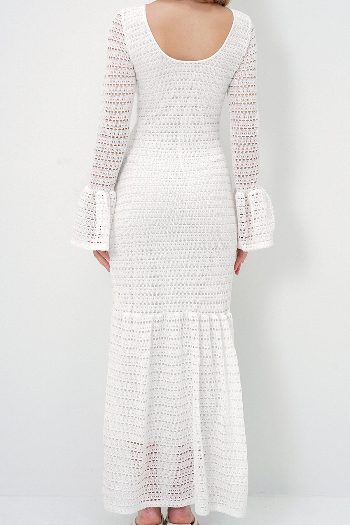 Beyaz Sırtı Açık İçi Astarlı  Kolu Ve Eteği Volanlı Yazlık Triko Elbise
