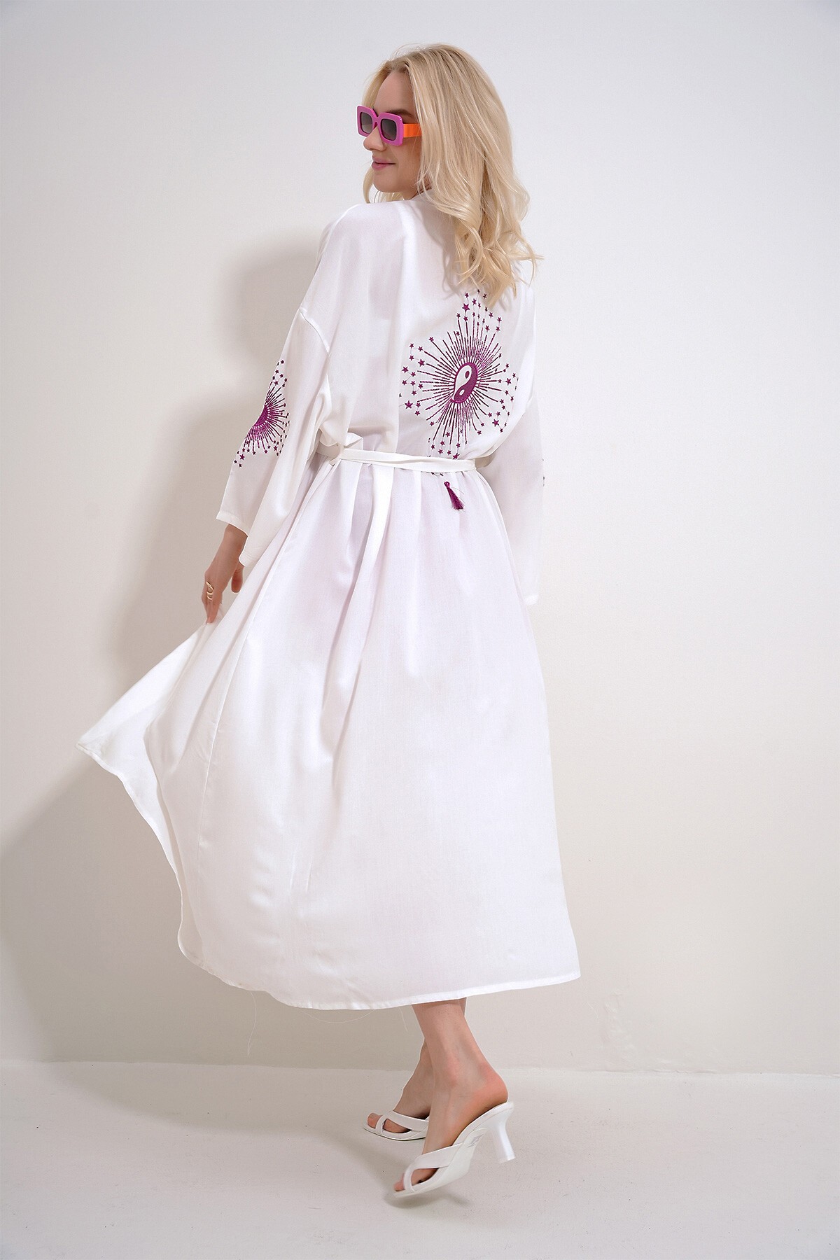 Beyaz Sırtı Ve Kolları Sim Nakışlı Beli Kemerli Maxiboy Kimino Kaftan