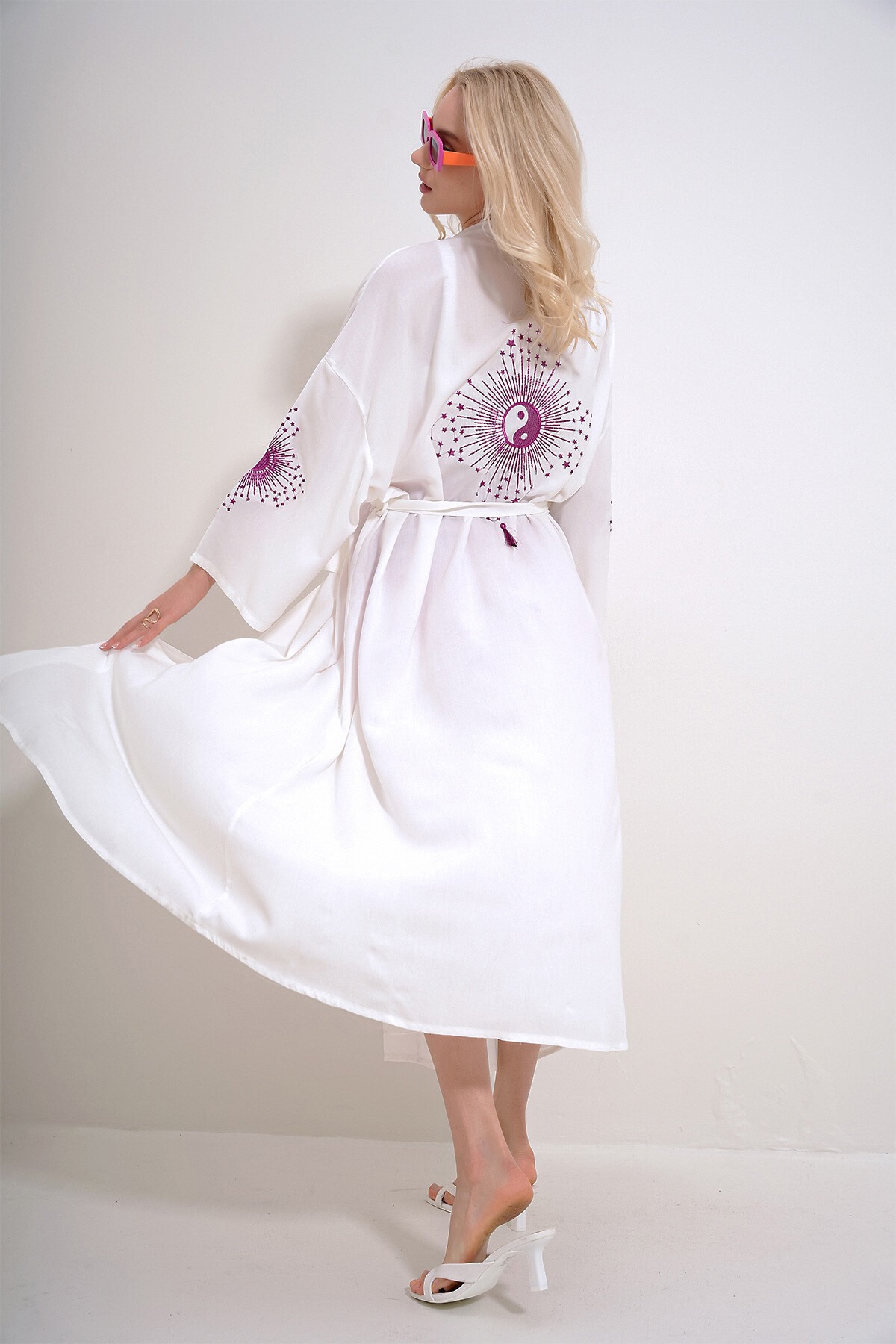 Beyaz Sırtı Ve Kolları Sim Nakışlı Beli Kemerli Maxiboy Kimino Kaftan