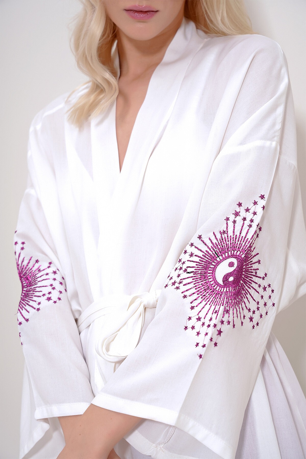 Beyaz Sırtı Ve Kolları Sim Nakışlı Beli Kemerli Maxiboy Kimino Kaftan