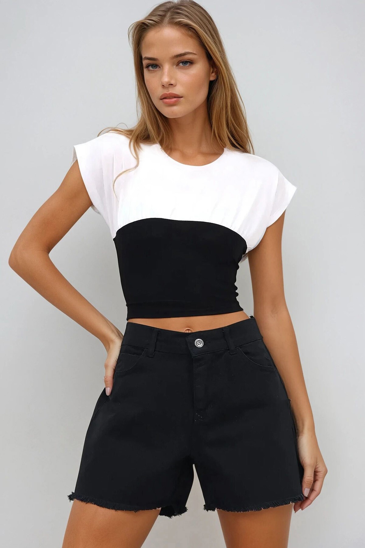 Beyaz Siyah Bisiklet Yaka Renk Bloklu Bluz